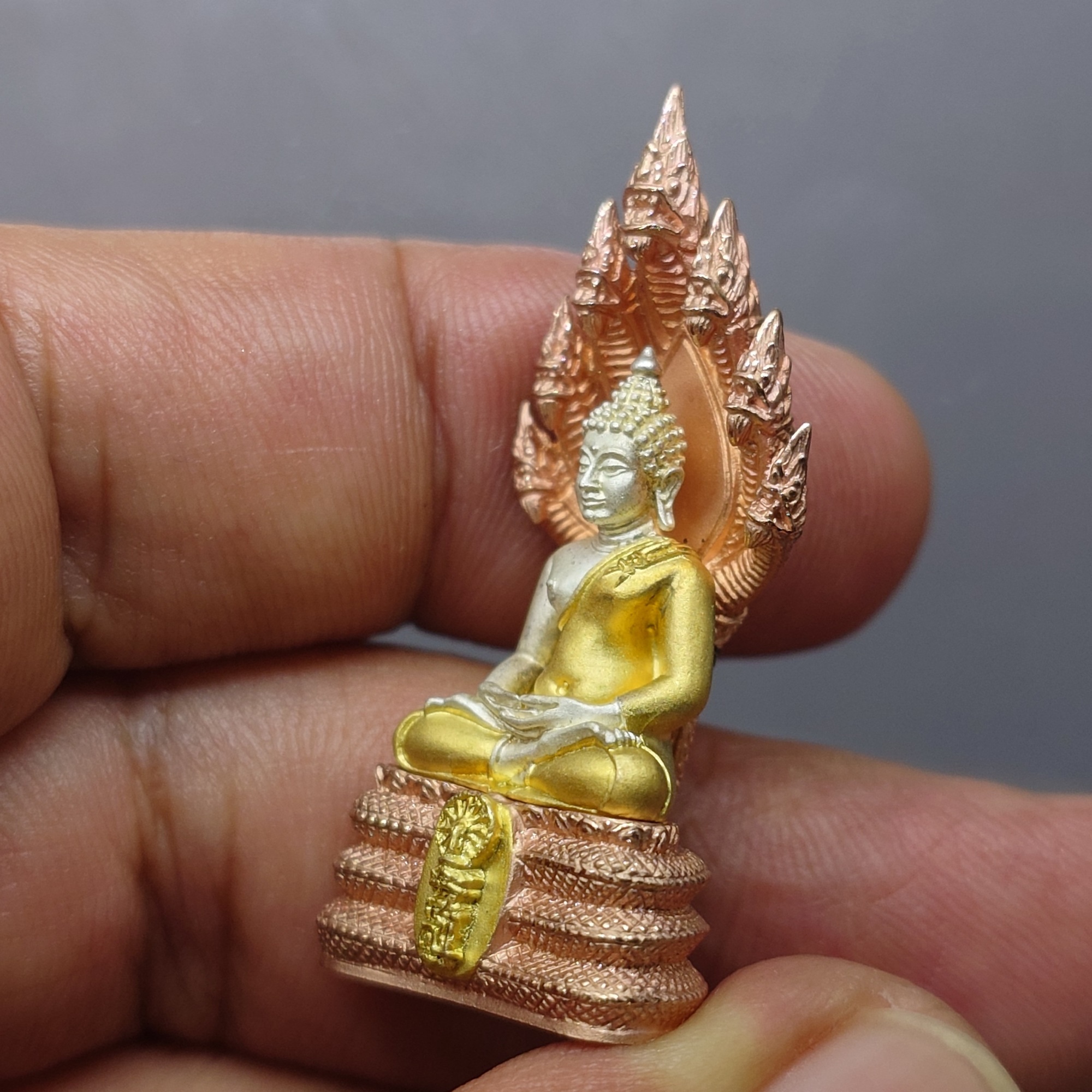 พระนาคปรก สธ. พิมพ์ใหญ่ เนื้อเงินชุบสามกษัตริย์ รุ่นสร้างอุโบสถเฉลิมพระเกียรติ วัดบวรนิเวศวิหาร ปี2543 พร้อมกล่องเดิม จัดสร้างน้อย 1,999 องค์
