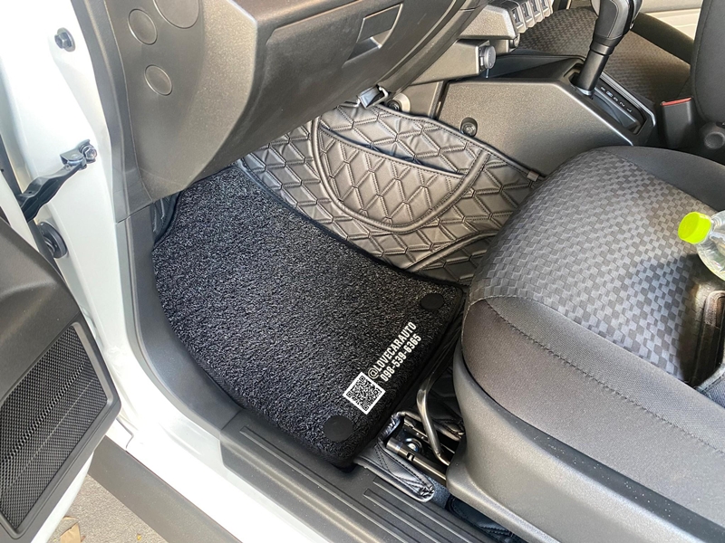 พรมปูพื้นรถยนต์ 7D Suzuki Jimmy 2024 สีดำด้ายดำ + ไวนิลดำ