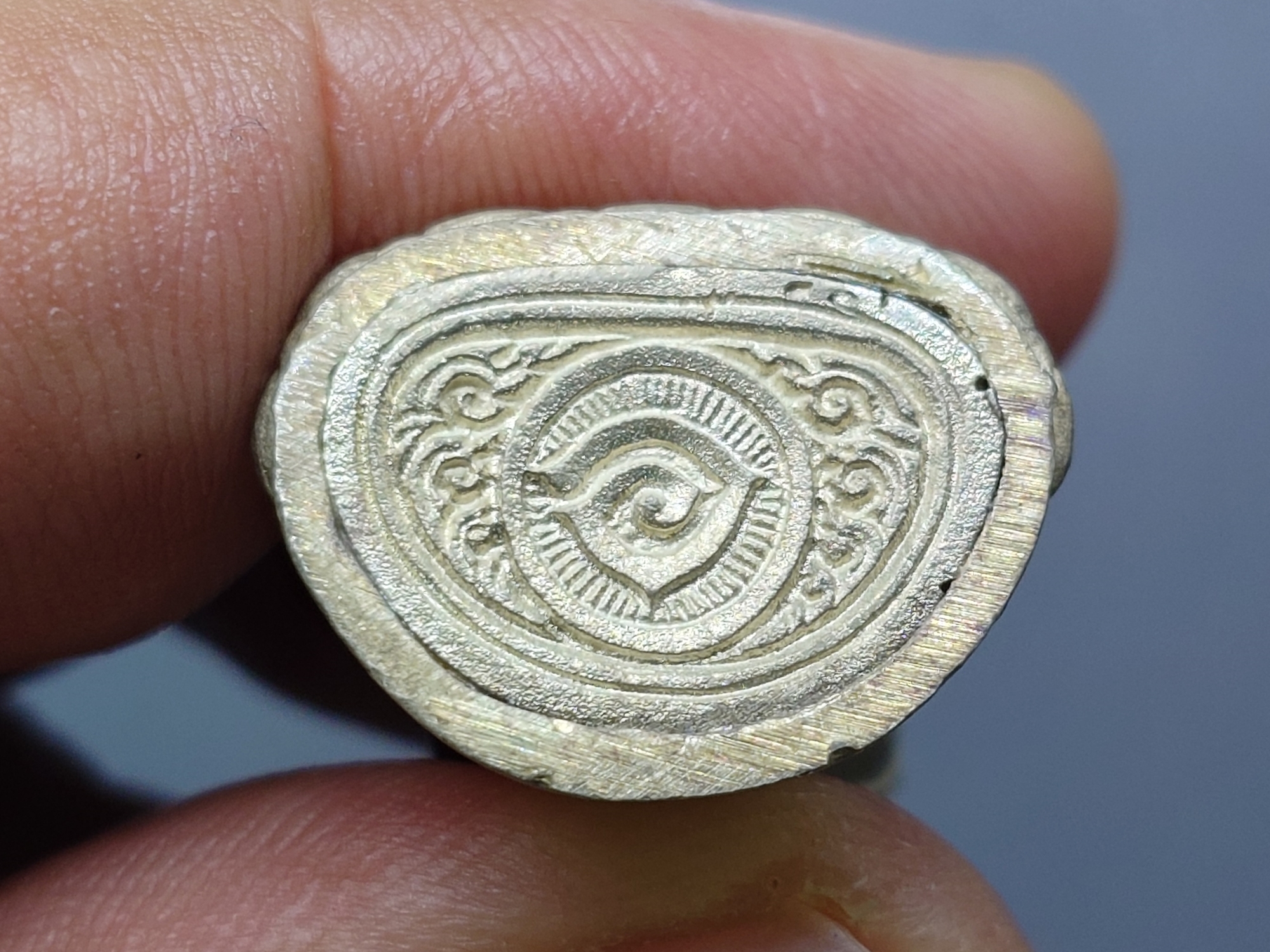 พระกริ่ง – พระชัยวัฒน์ มูลนิธิอัฏฐมราชานุสรณ์ วัดสุทัศน์เทพวราราม ปี 2534 เนื้อเงิน พร้อมกล่องเดิม