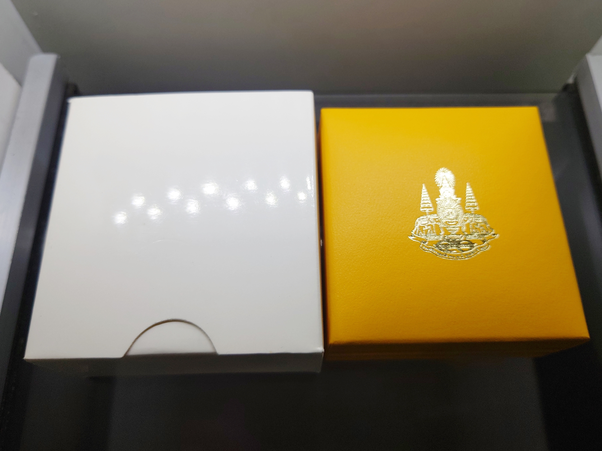 เหรียญพระรูปรัชกาลที่9 ที่ระลึกเขาชีจรรย์ เนื้อเงิน ขนาด 3 เซน วัดญานสังวราราม ปี2538 พร้อมกล่องเดิม