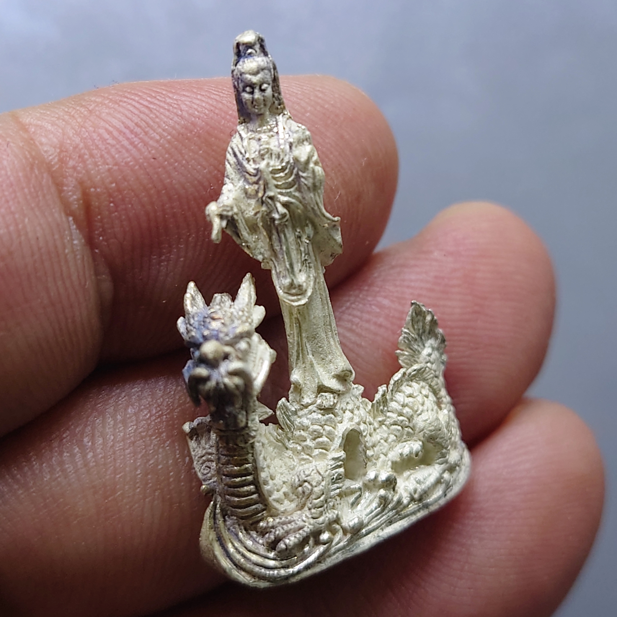 เจ้าแม่กวนอิมเหยียบมังกร รูปหล่อลอยองค์ เนื้อเงิน ขนาดสูง 3.2 เซ็น พิธีพุทธาภิเษก ณ อุโบสถ วัดบวรนิเวศวิหาร พ.ศ.2540 พร้อมกล่องเดิม