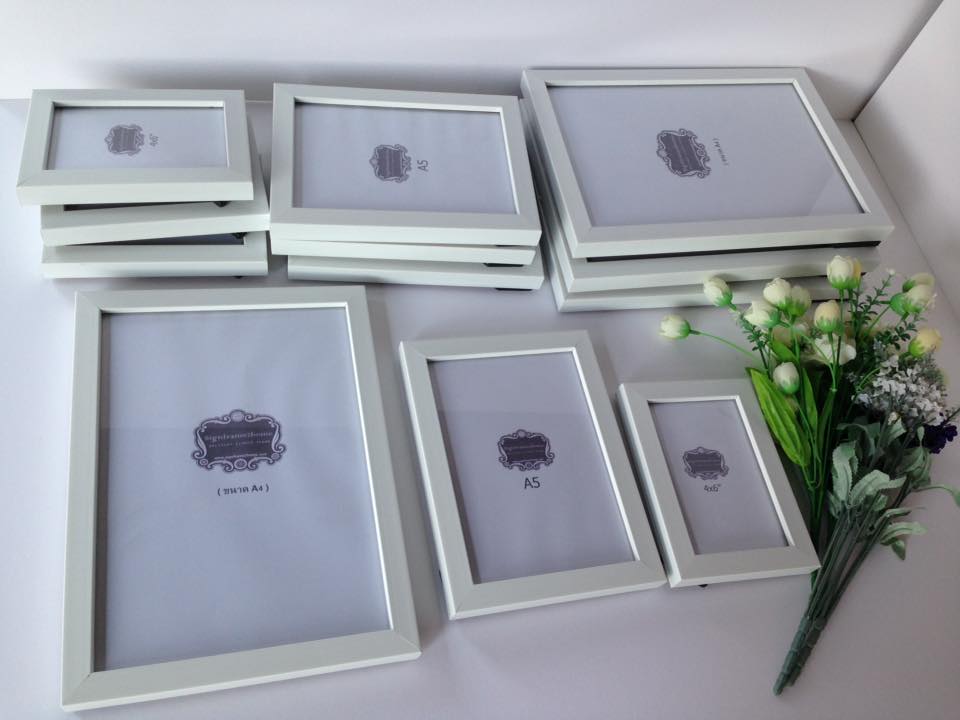 กรอบสีขาวเรียบโมเดล A4