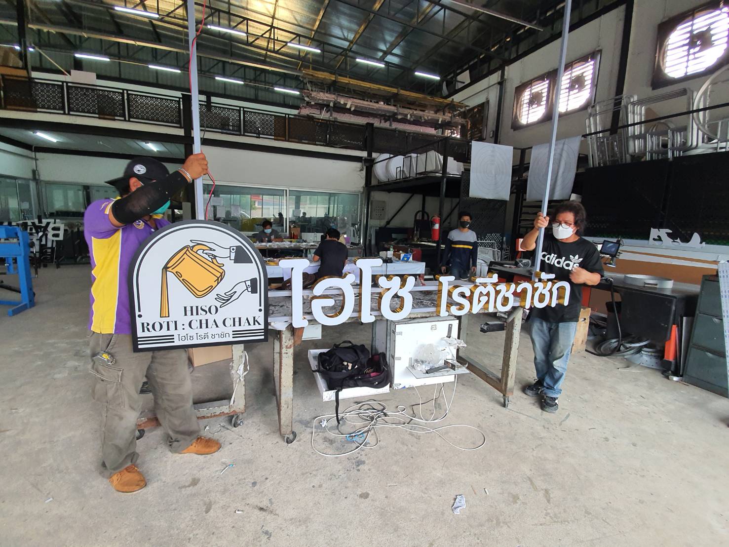 ป้ายตัวอักษรไฟออกหน้าแอลอีดี ขอบสแตนเลสพิงค์โกลด์ งานไฮโซโรตีชาชัก