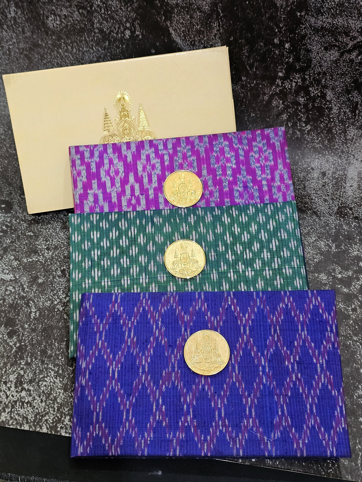 ธนบัตรที่ระลึก 500 บาทแบบพิเศษ พระบาทสมเด็จพระเจ้าอยู่หัวรัชกาลที่ 9 ฉลองสิริราชสมบัติครบ 50 ปี พร้อมปกผ้าไหม หนังสือและกล่อง