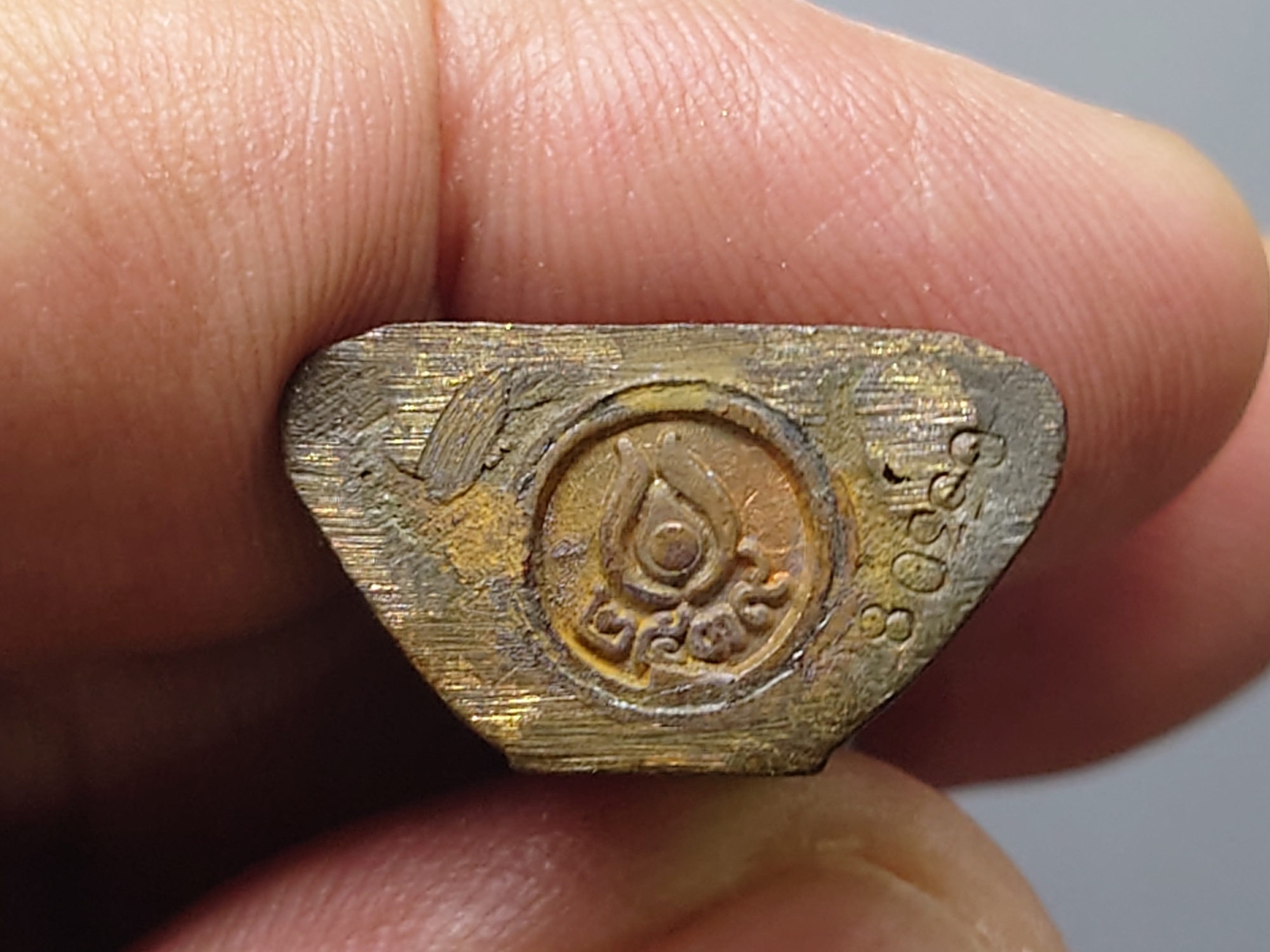 พระกริ่งพลังไทย พลังแผ่นดิน เนื้อนวะโลหะ การปิโตเลี่ยมแห่งประเทศไทย จัดสร้างในวโรกาสฉลองสิริราชสมบัติครบ 50 ปี วัดบวรนิเวศวิหาร พ.ศ.2539 พร้อมกล่องเดิม ใบเซอร์