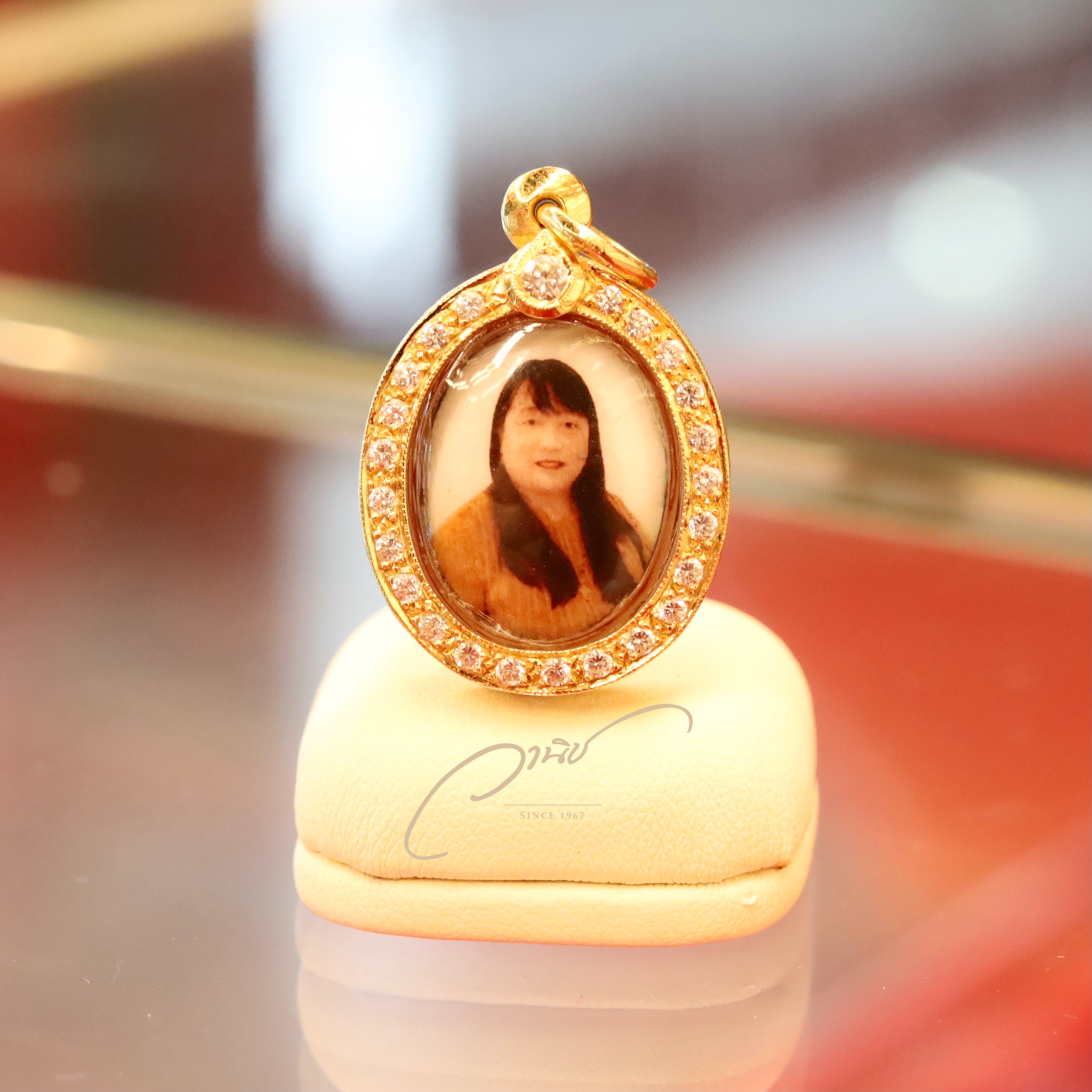 รับทำล็อกเก็ตเลี่ยมทองฝังพลอย ล็อกเก็ตเลี่ยมทอง จี้ล็อกเก็ตฝังพลอย จี้ล็อกเก็ตทอง จี้รูปภาพ จี้รูปพ่อแม่ จี้ทองคำแท้ ล็อคเก็ต Gold Locket