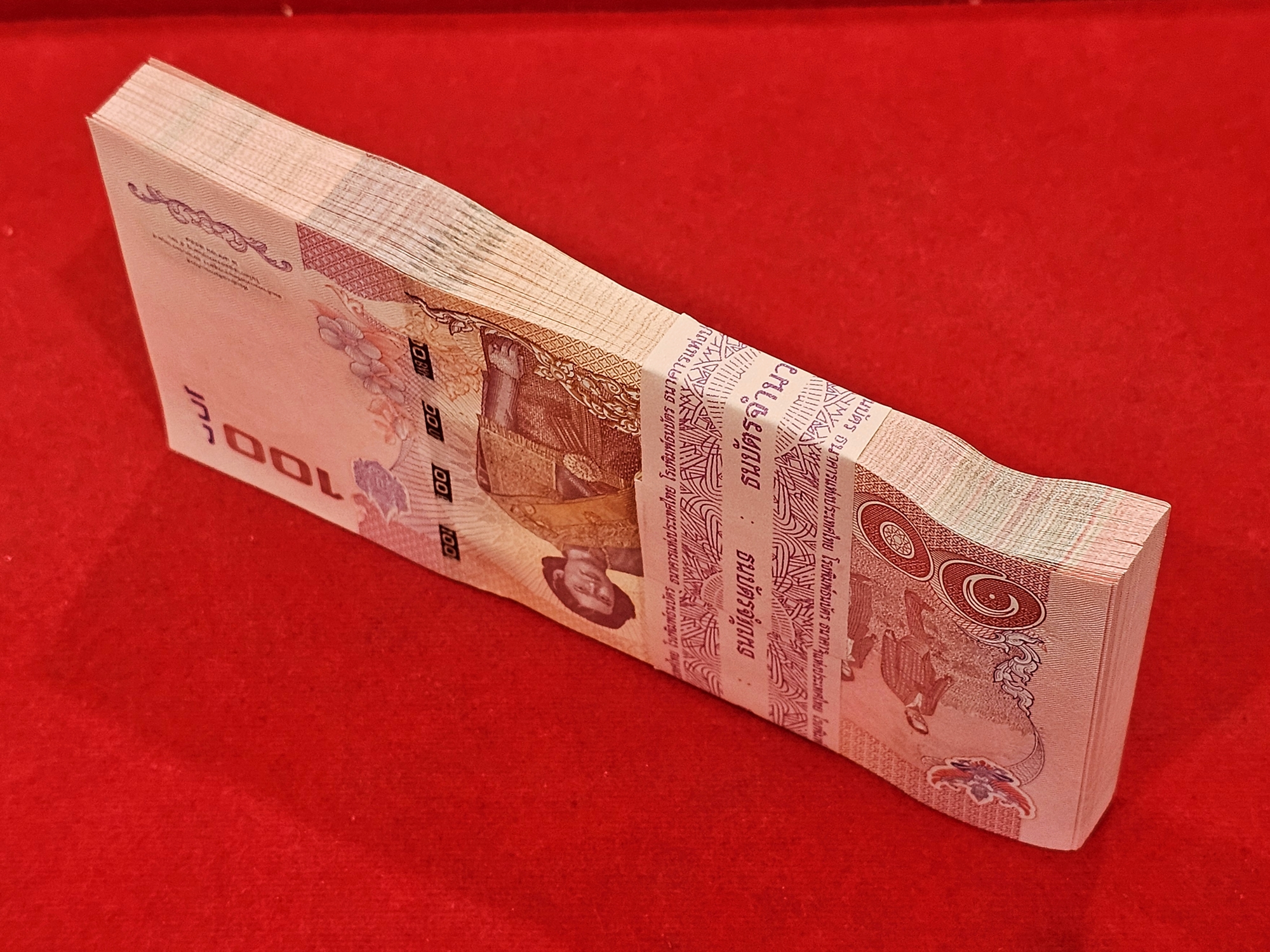 ธนบัตรยกแหนบ 100 ใบ เรียงเลข ธนบัตรที่ระลึก 100 บาท ฉลองพระชนมายุ 50 พรรษา สมเด็จพระเทพฯ ในรัชกาลที่9 พ.ศ.2558 ไม่ผ่านใช้