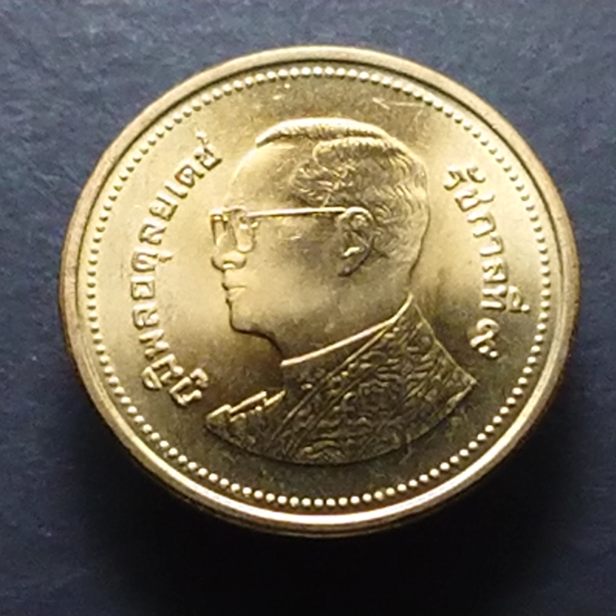 เหรียญ 2 บาท หมุนเวียน ปี พ.ศ.2556 สีทอง ไม่ผ่านใช้ UNC