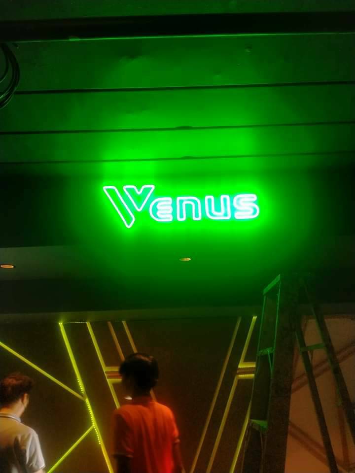 งานป้ายร้านอาหารVenus ป้ายไฟนีออนเฟล็กซ์ ป้ายไฟนีออนดัด งานป้ายไฟVenus
