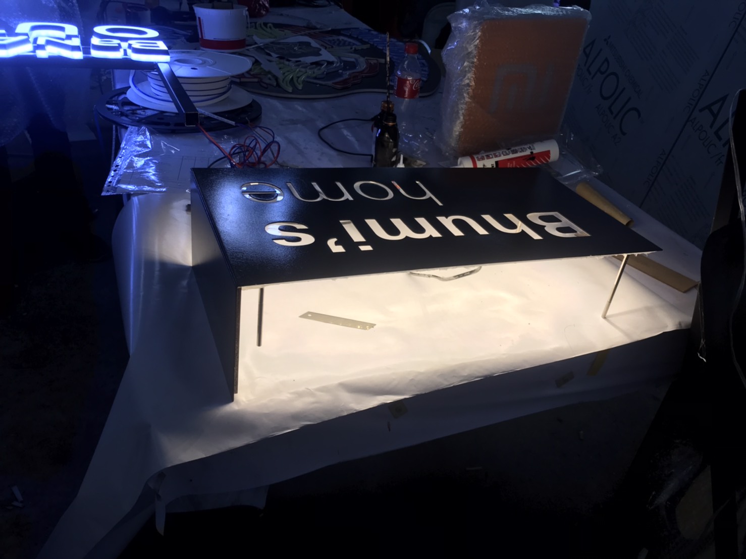 ป้ายวินเทจ เลเซอร์เหล็กพับไฟออกหลัง งานBhumi's home