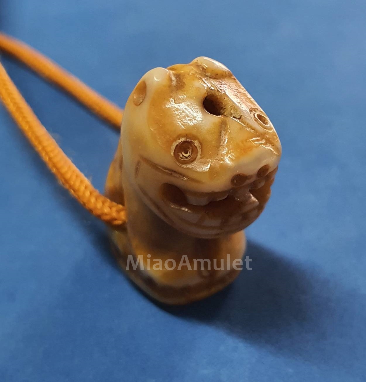 เขี้ยวเสือ แกะสลัก 2.7cm. 老虎的獠牙 虎牙 [ 师傅 : Luang Phor Sai ] (龙婆灑) Wat Bang Hia