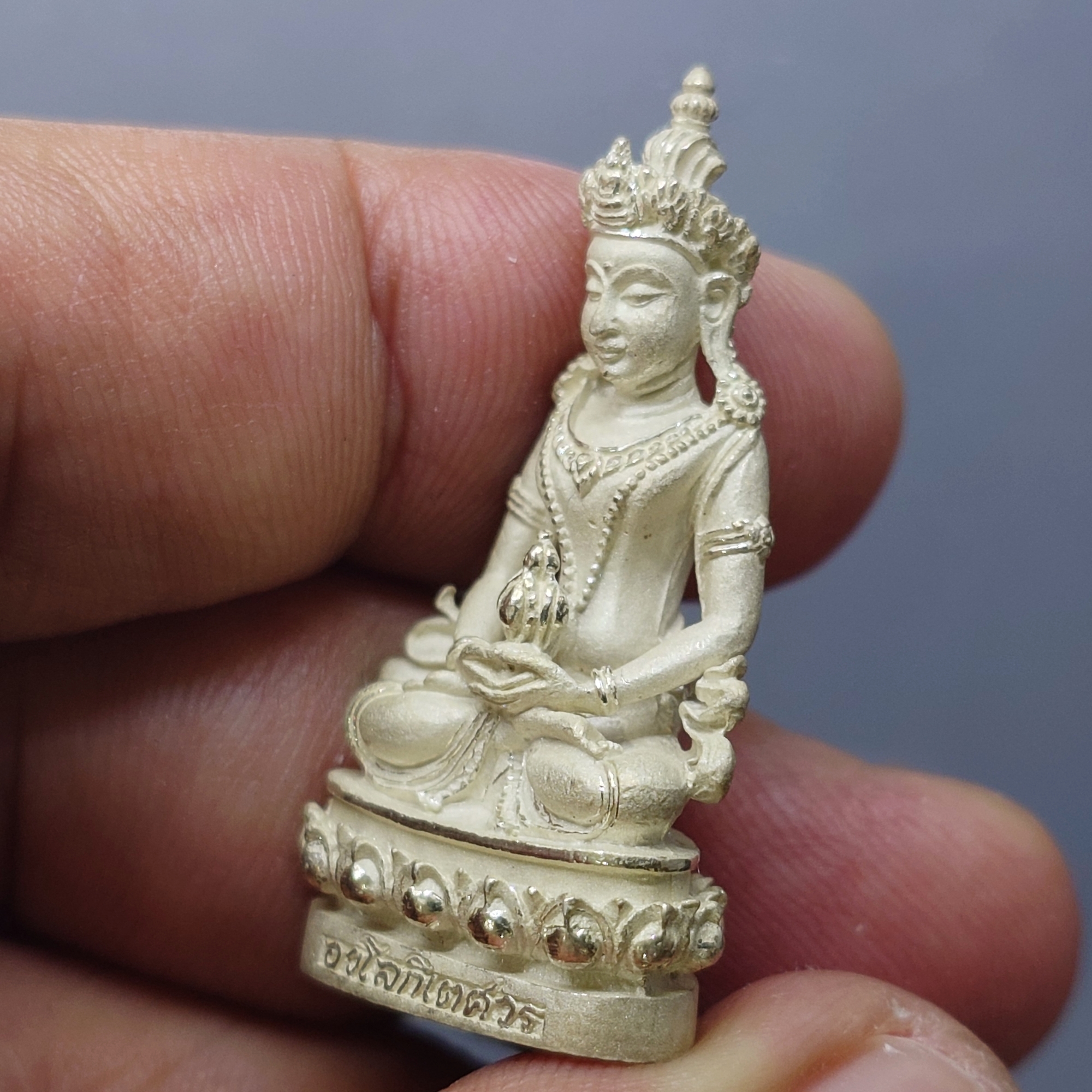 พระกริ่งอวโลกิเตศวร อุดมโภคทรัพย์ เนื้อเงิน 99 % วัดโพธิ์แมนคุณาราม พ.ศ.2539 พร้อมบรรจุกล่องเดิมวัด สภาพสวย