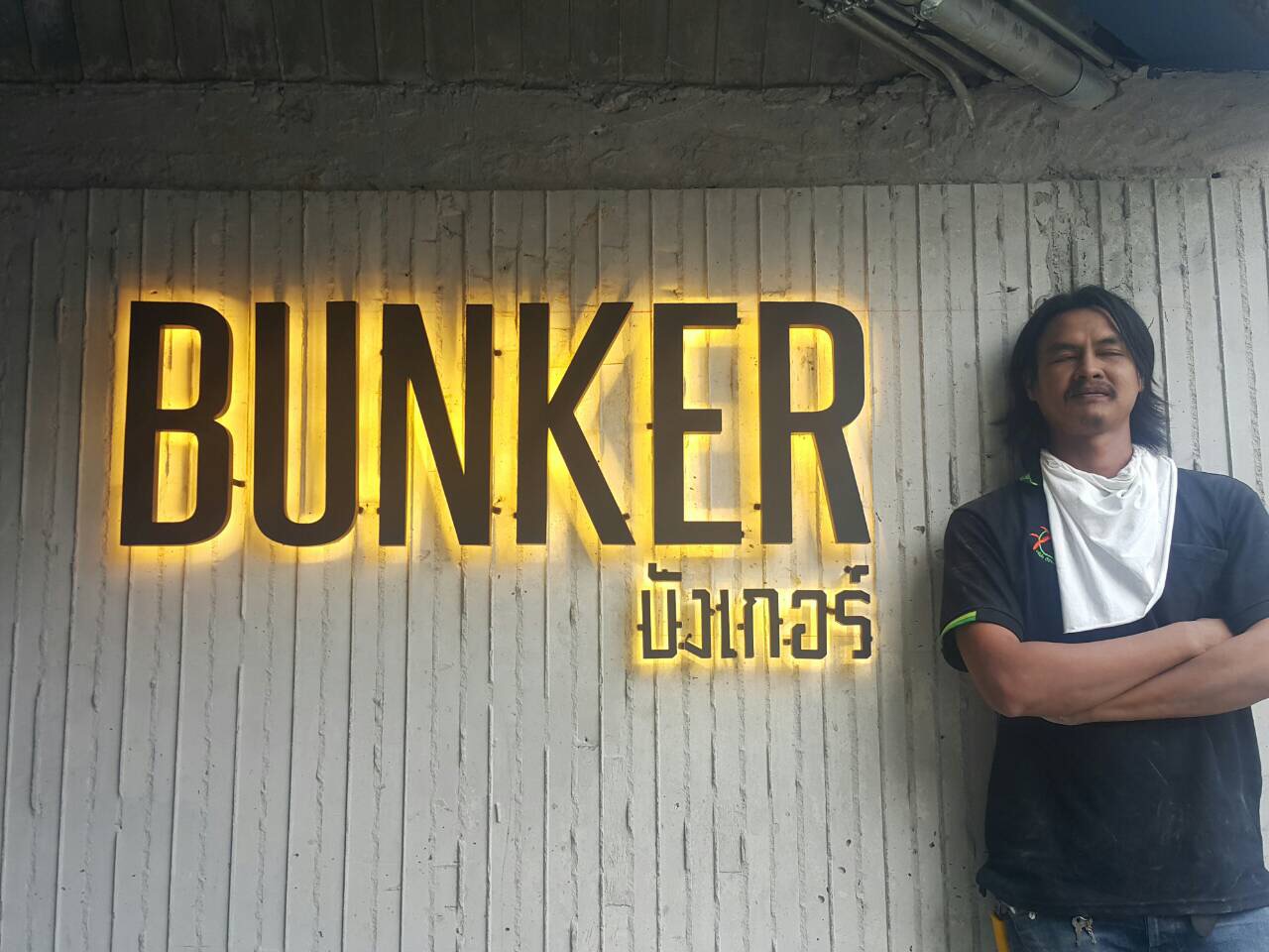 ป้ายตัวอักษรโลหะไฟแอลอีดีออกหลัง งานBunker บังเกอร์