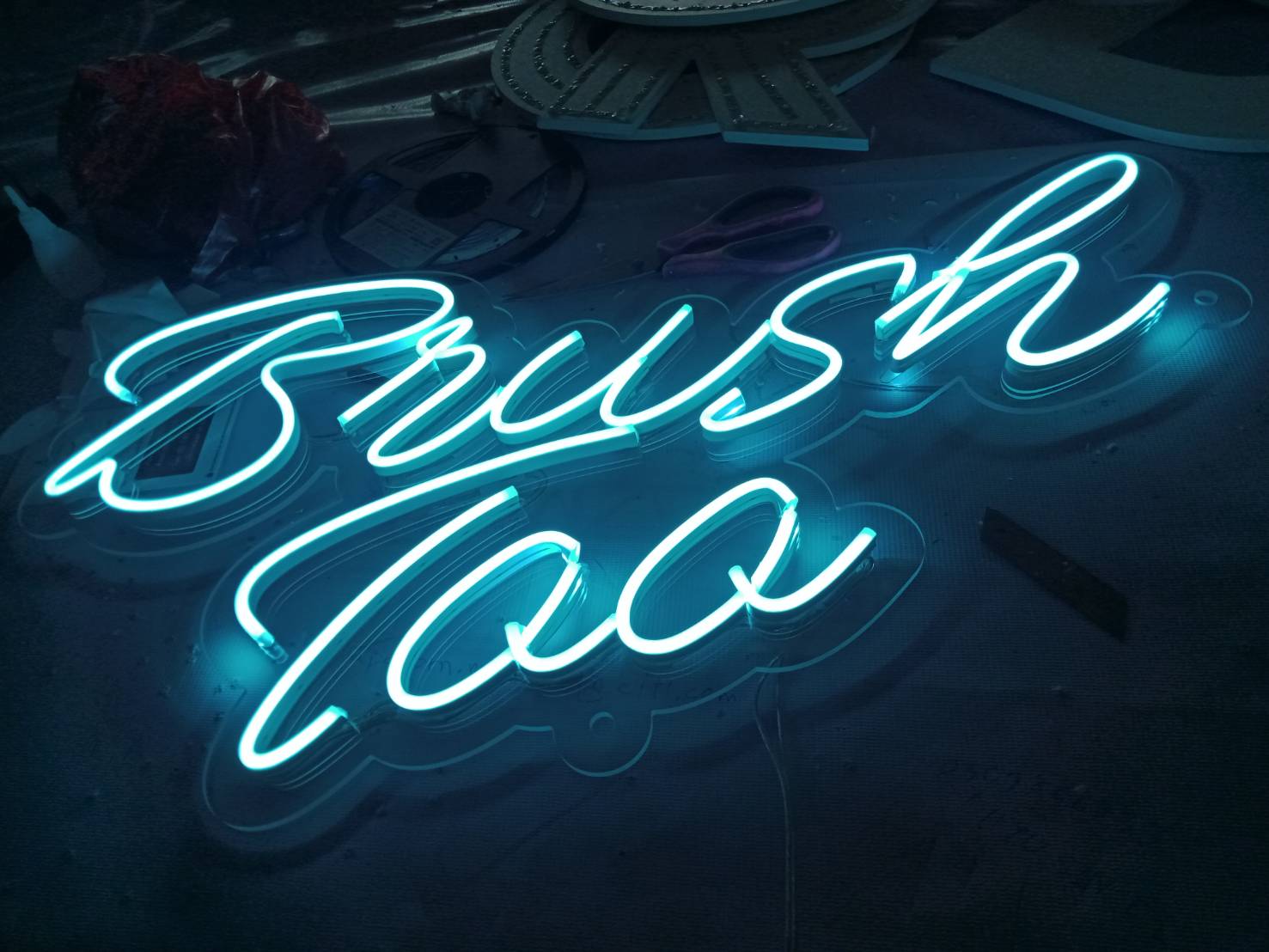 ป้ายไฟแอลอีดีนีออนเฟล็ค งานBRUSH TOO