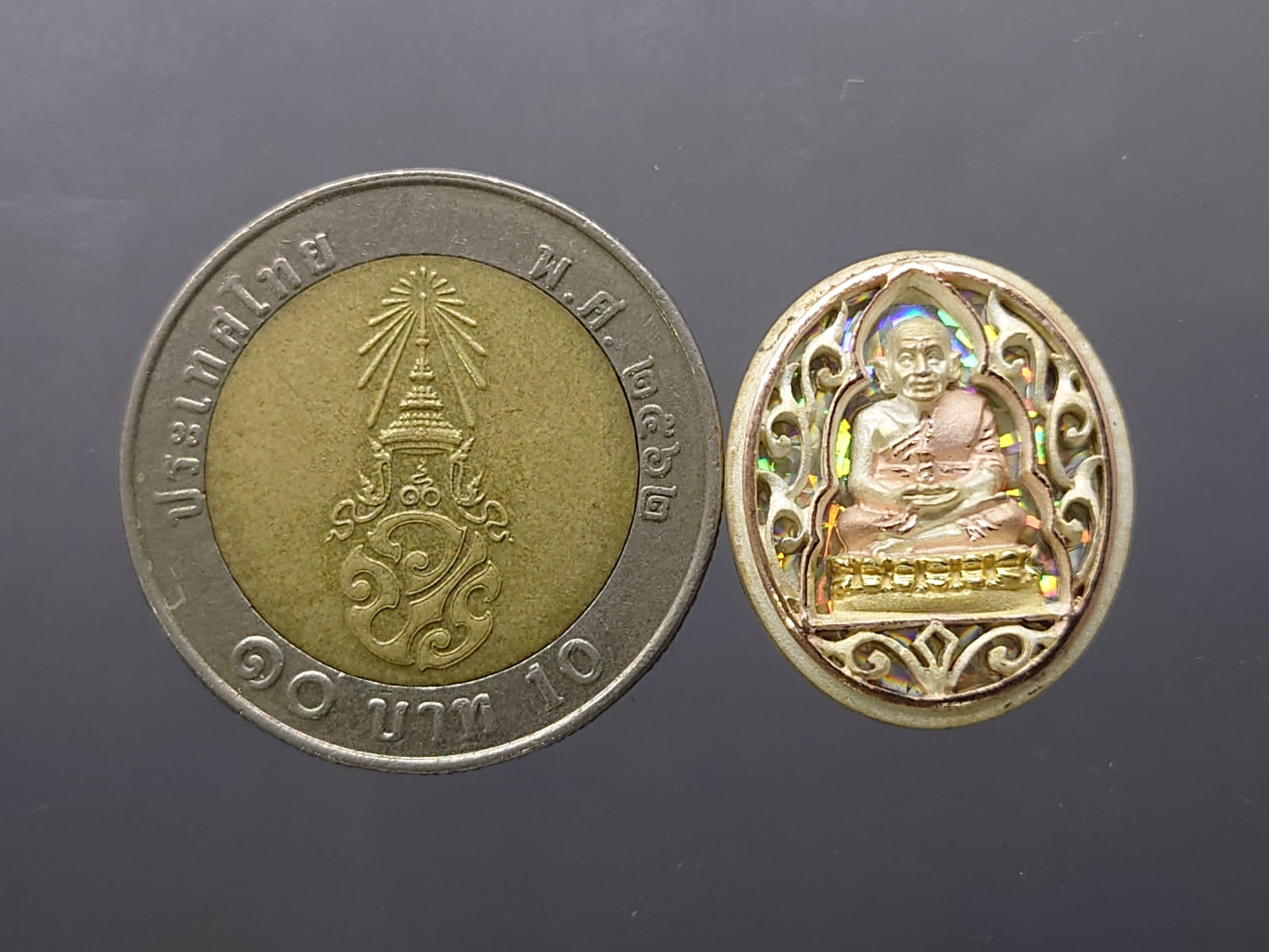เหรียญหลวงปู่ทวด เนื้อเงินสามกษัตริย์ รุ่นมงคลบารมี วัดประสาทบุญญาวาส พ.ศ.2545 พิมพ์วงรี เล็ก รูปไข่ ขนาดสูง 2 ซม. พร้อมกล่องเดิม