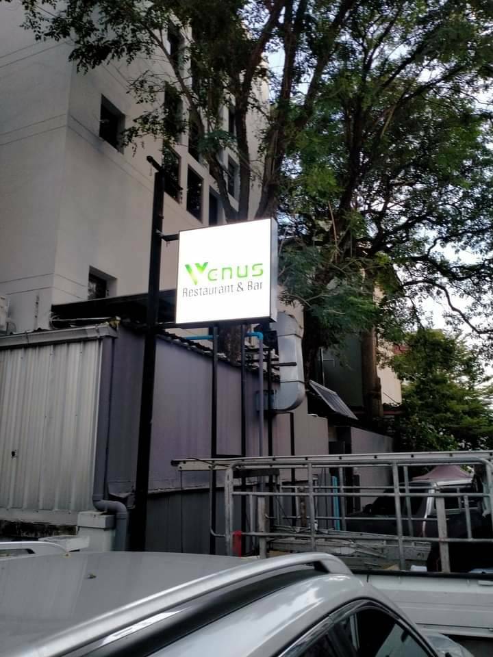 งานป้ายร้านอาหารVenus ป้ายกล่องไฟแอลอีดีพร้อมขายื่น พร้อมปักเสาโครงเหล็ก งานป้ายVenus