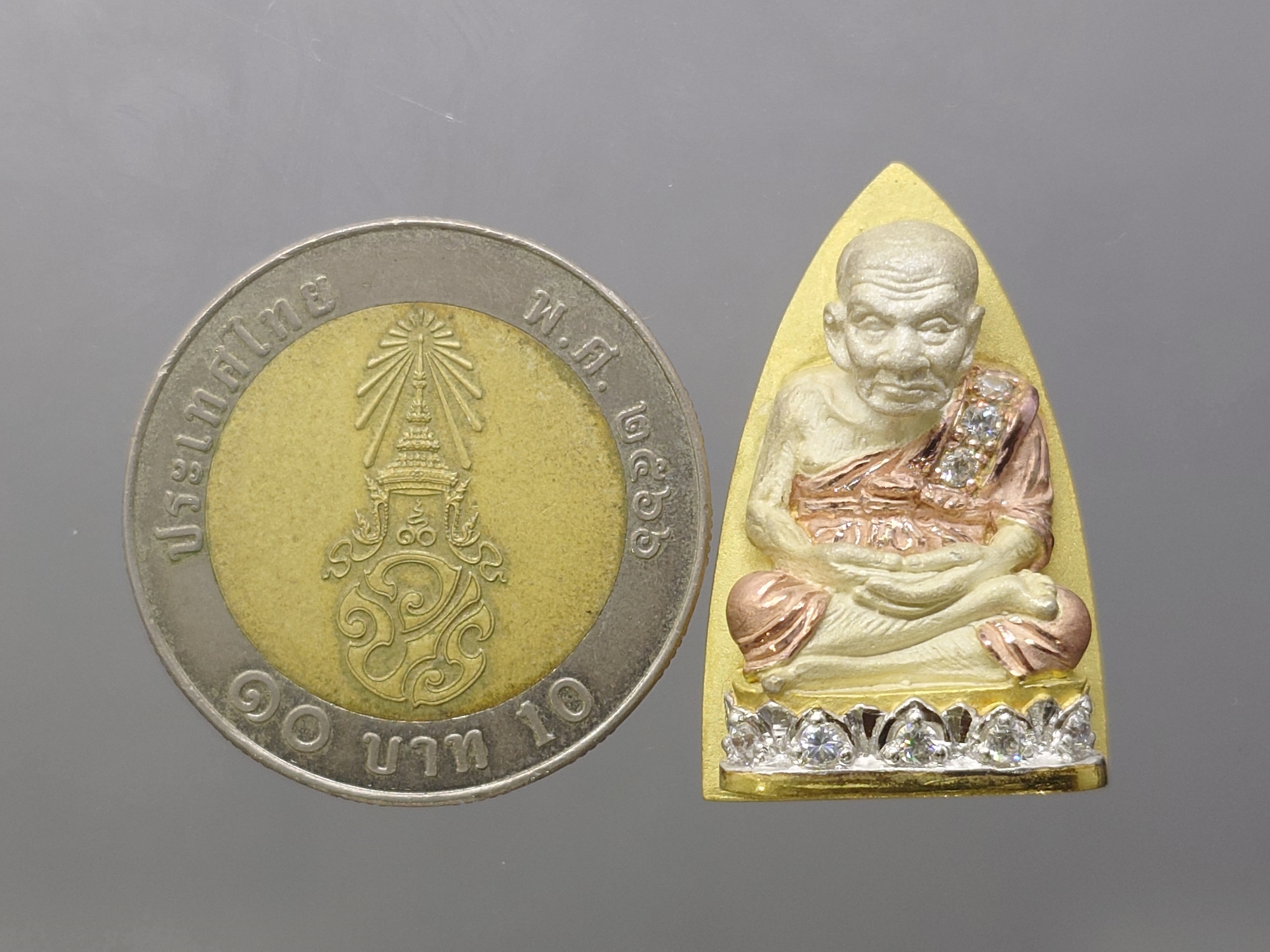 หลวงปู่ทวด รุ่นมหาสิทธิโชค เนื้อเงินสามกษัตริย์ ฝังเพชร วัดประสาทบุญญาวาส ปี2542 พร้อมกล่องเดิม มวลสารดี พิธีเข้มขลัง