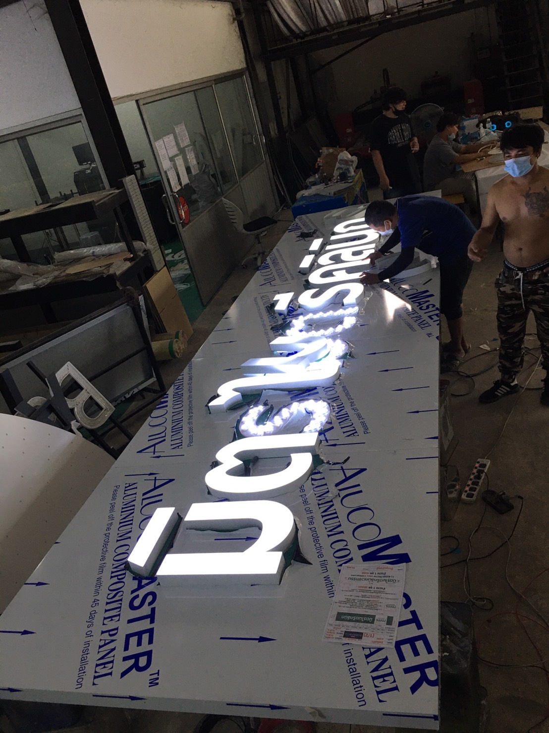 ป้ายไฟตัวหนังสือพื้นเป็นอลูคอมโพสิตพับกล่อง งานมิตรไมตรี