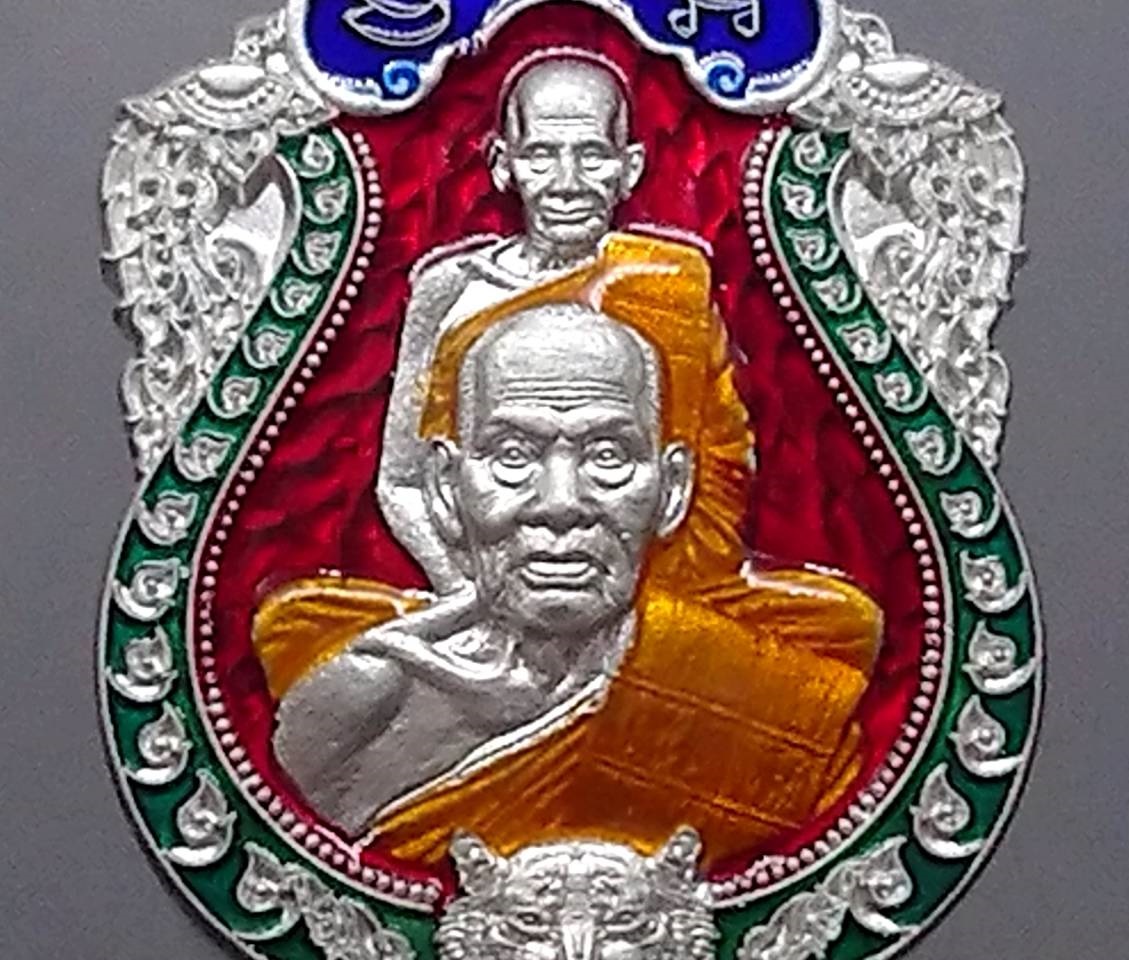 เหรียญเสมาเสือคาบดาบ 3 เนื้อปีกเครื่องบินลงยาราชาวดีพื้นแดง จีวรส้ม หลังเสือคู่ หลวงพ่อพัฒน์ วัดห้วยด้วน โคท 305