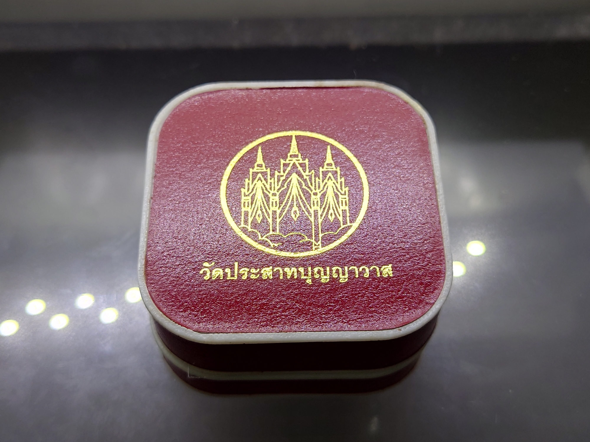 เหรียญหลวงปู่ทวด เนื้อเงินสามกษัตริย์ รุ่นมงคลบารมี วัดประสาทบุญญาวาส พ.ศ.2545 พิมพ์วงรี เล็ก รูปไข่ ขนาดสูง 2 ซม. พร้อมกล่องเดิม