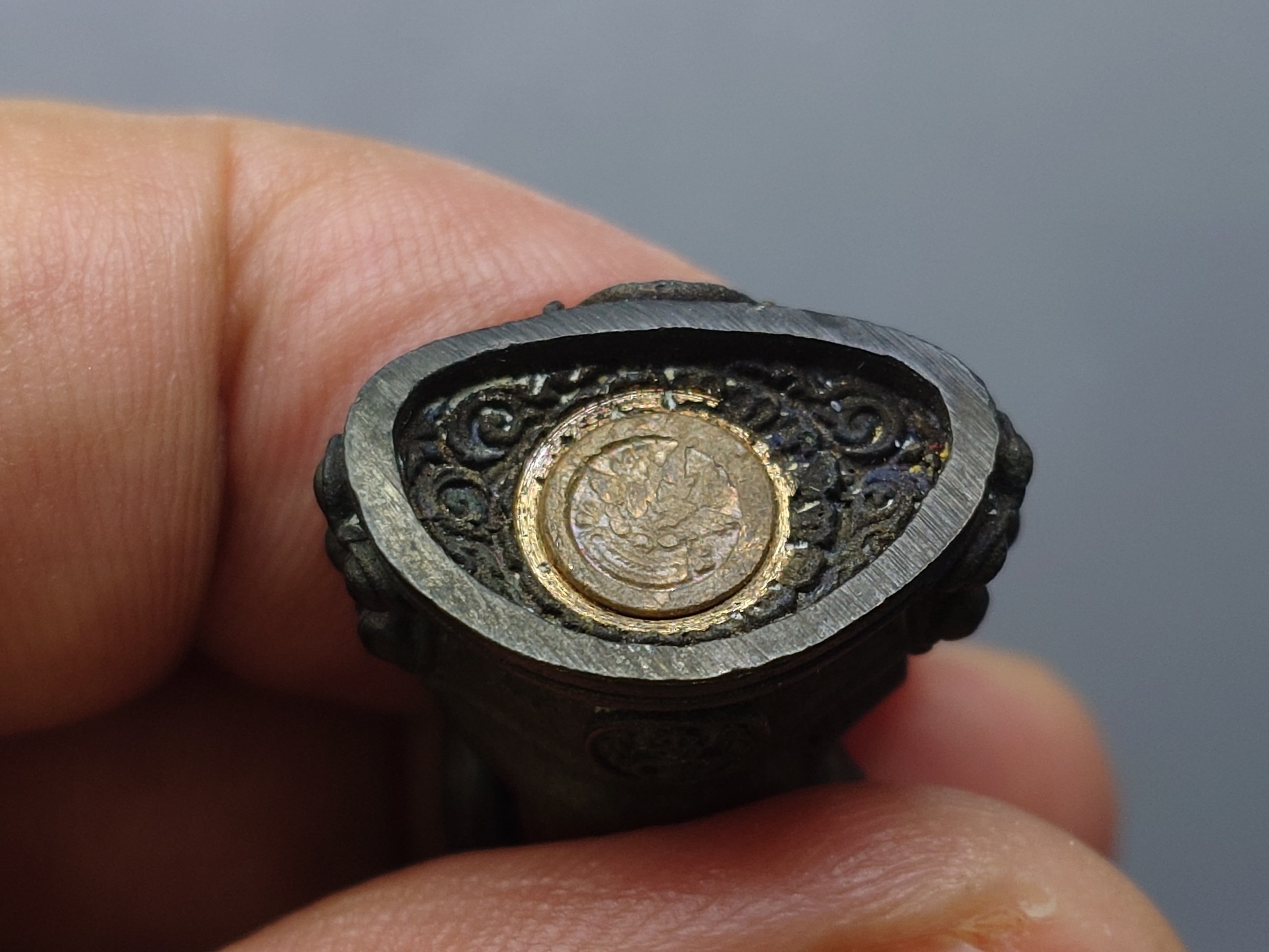 พระกริ่งคุ้มเกล้า หน้าไทย เนื้อนวะโลหะ หายาก พ.ศ.2522 พร้อมกล่องเดิม สภาพสวย หายาก รับประกันแท้