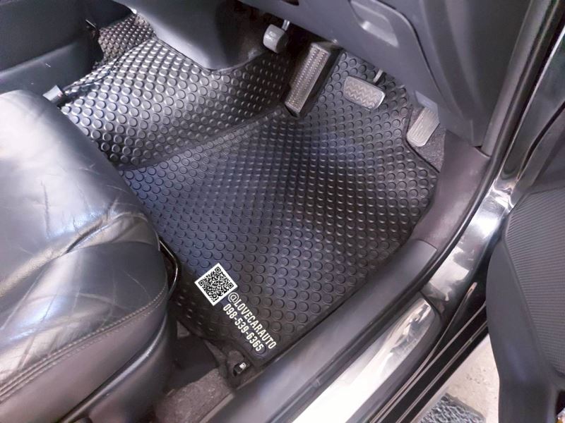 พรมกระดุมปูพื้นรถยนต์ Toyota Wish กระดุมสีดำ