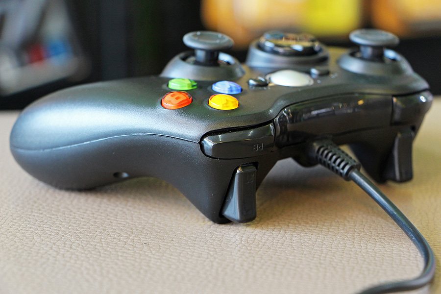 ในส่วนด้านบนของ จอยเกมส์ทรง Xbox จะเป็นปุ่มของ LB LB และ RB RT ซึ่งการทำงานนั้นอยู่ที่เราจะตั้งในตัวเกมส์นั้นเองครับ บางคนอาจจะตั้งเพื่อให้กดแล้ววิ่งไว