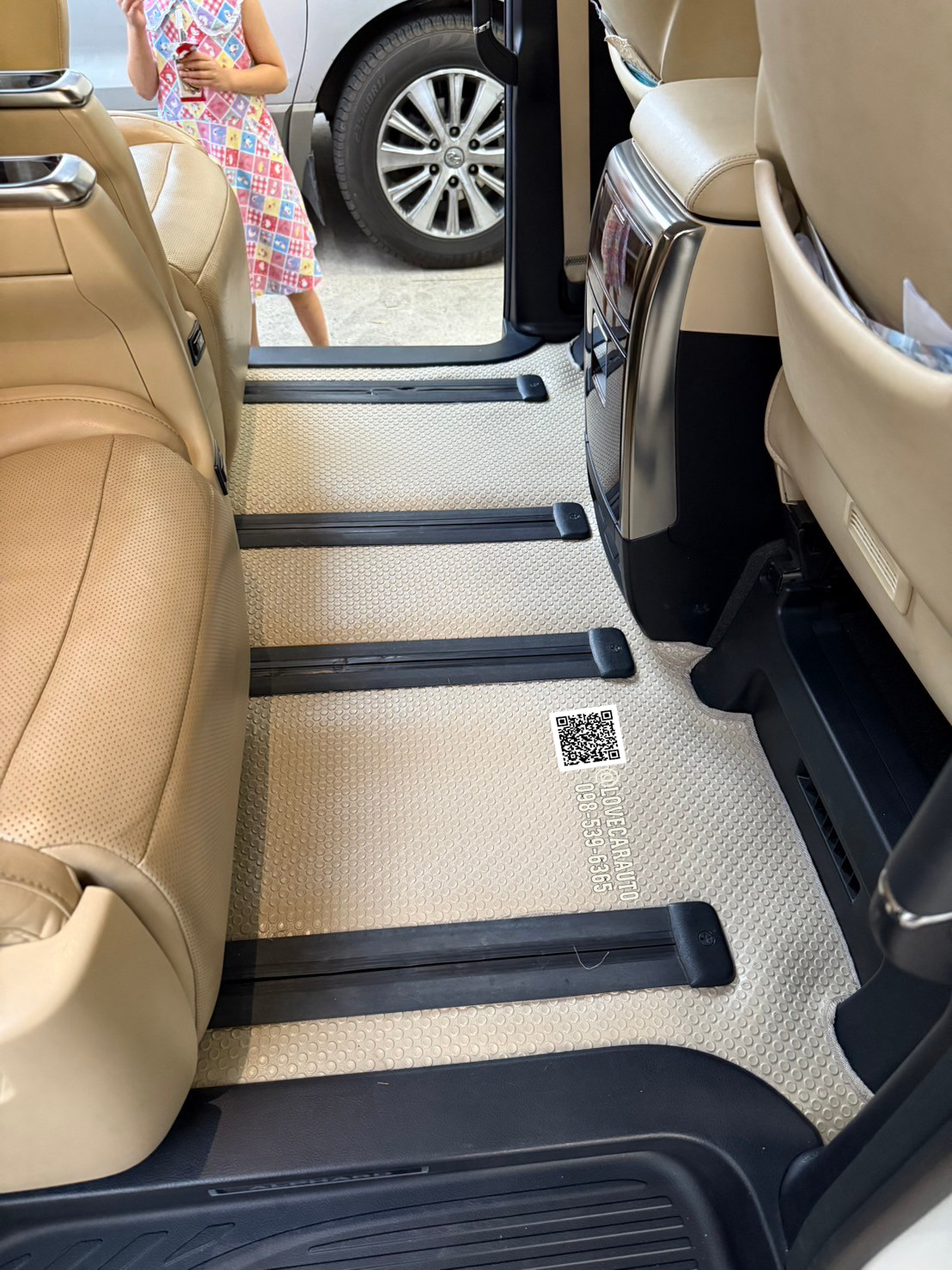 พรมปูพื้นรถตู้ toyota alphard กระดุมเล็กสีครีม