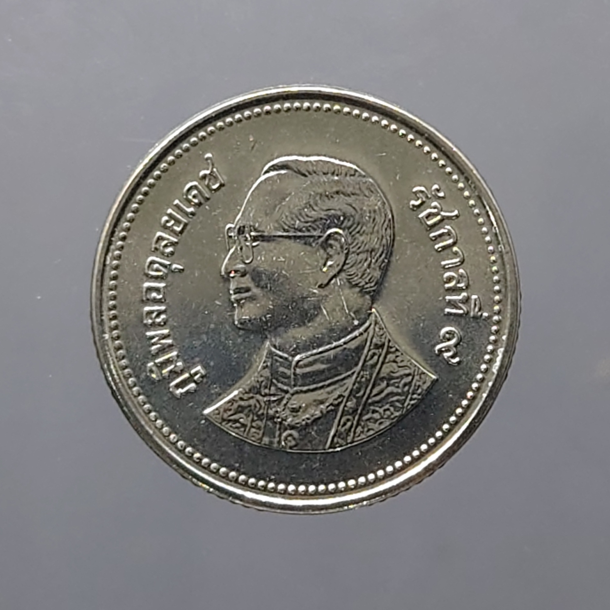 เหรียญ 2 บาท หมุนเวียน ปี พ.ศ.2550 สีเงิน ไม่ผ่านใช้ UNC