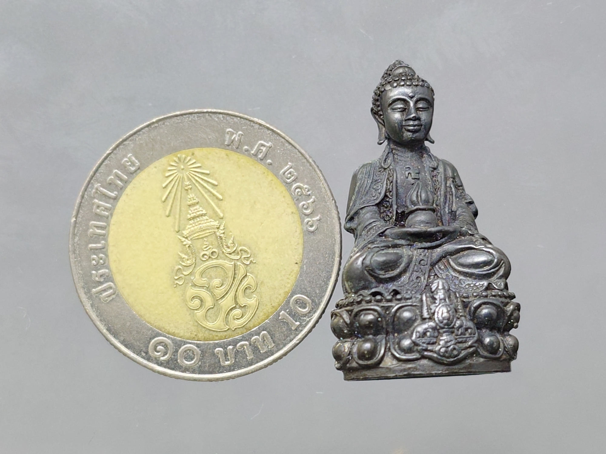 พระกริ่งยูไลฮุก กาญจนาภิเษก (กรรมการ) เนื้อนวะโลหะพิเศษผสมทองคำ โครงการพัฒนาบูรณะพระอุโบสถ วัดแก้วแจ่มฟ้า พ.ศ.2539 พร้อมกล่อง