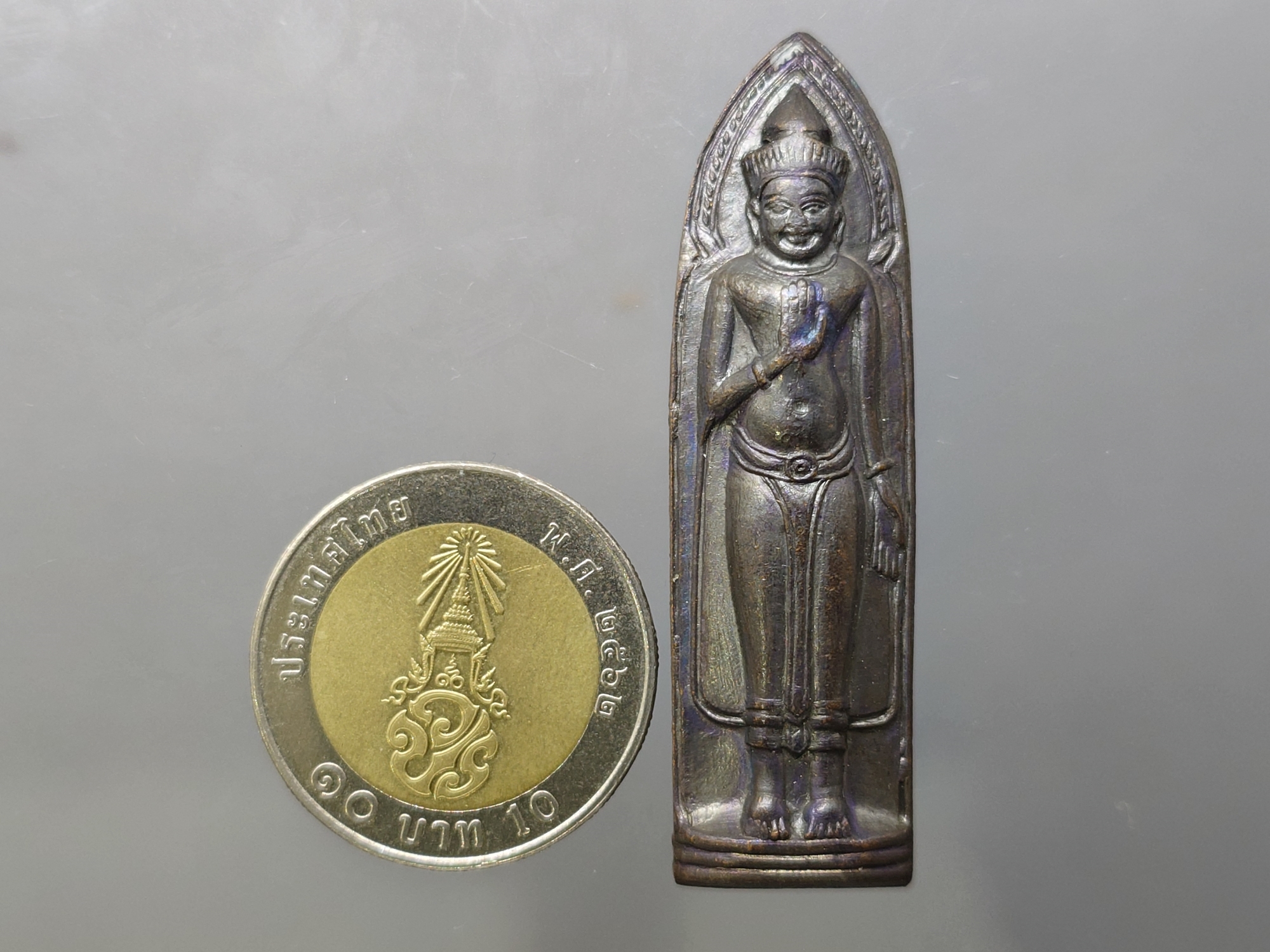 พระร่วงหลังรางปืน บล็อกเจดีย์นูน (หลวงปู่โต๊ะ หลวงปู่แหวน ร่วมปลุกเสก) วัดพระธาตุดอยสุเทพ จ.เชียงใหม่ พ.ศ.2515