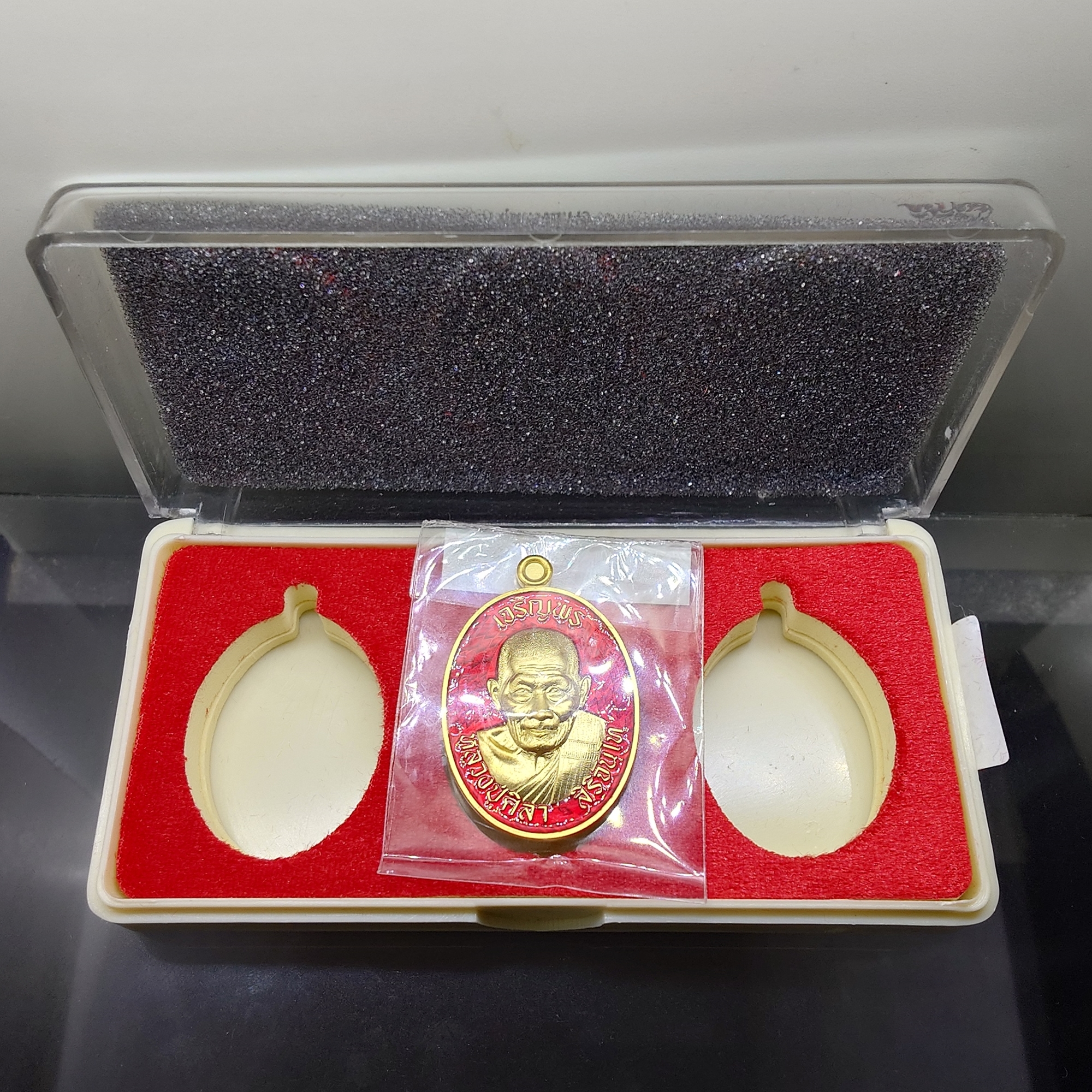 เหรียญเจริญพรบน หลวงปู่ศิลา สิริจันโท (แยกชุดกรรมการ เนื้อชุบทองโบราณ ลงยาพื้นแดง) ที่ระลึกอายุวัฒนมงคล ๘๐ ปี ธรรมอุทยาน จ.กาฬสินธู์ ปี2567