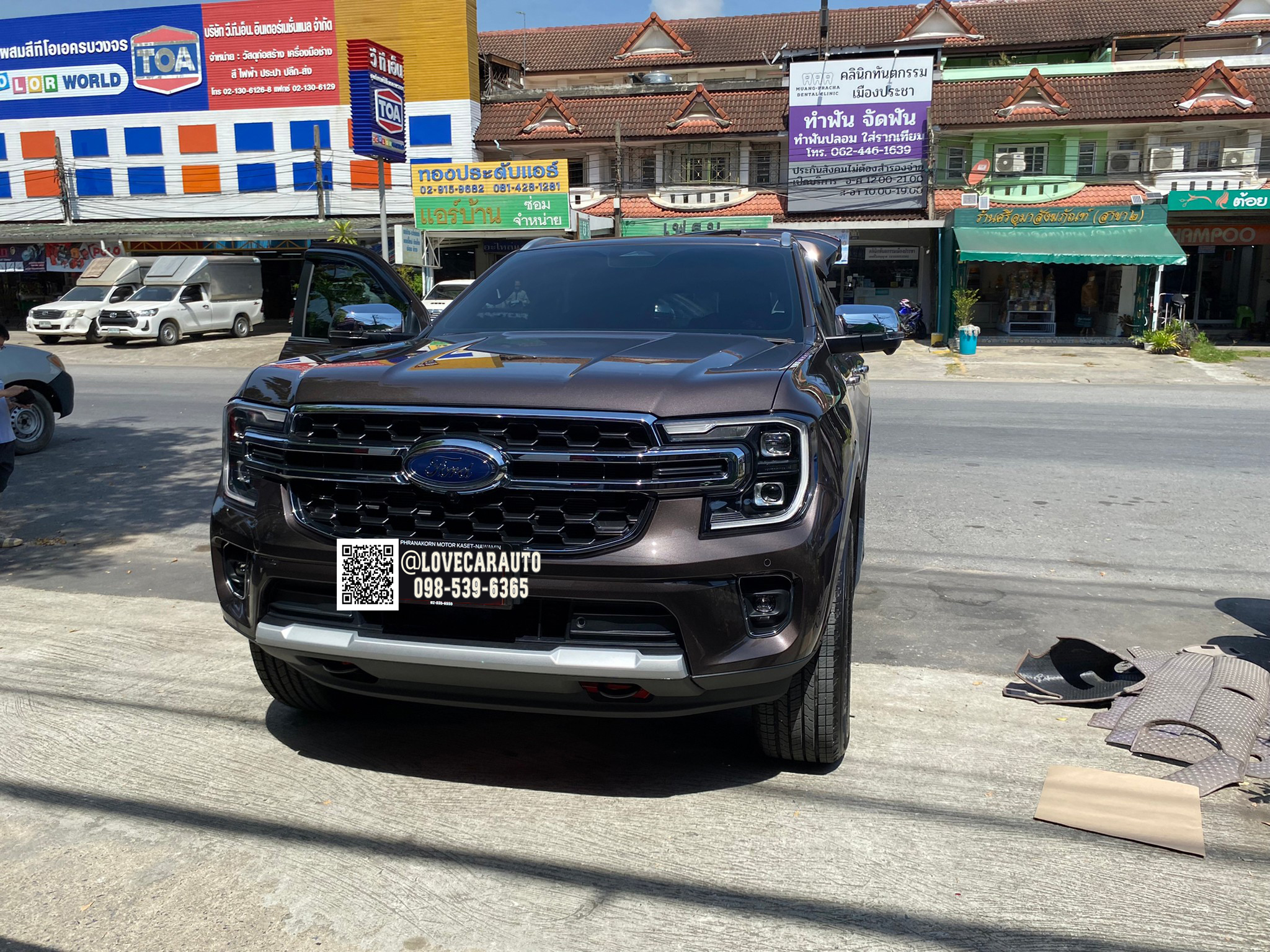พรมปูพื้นรถยนต์ พรม7D Ford Everest Titanium 2022 สีดำด้ายแดง +ไวนิลเทา