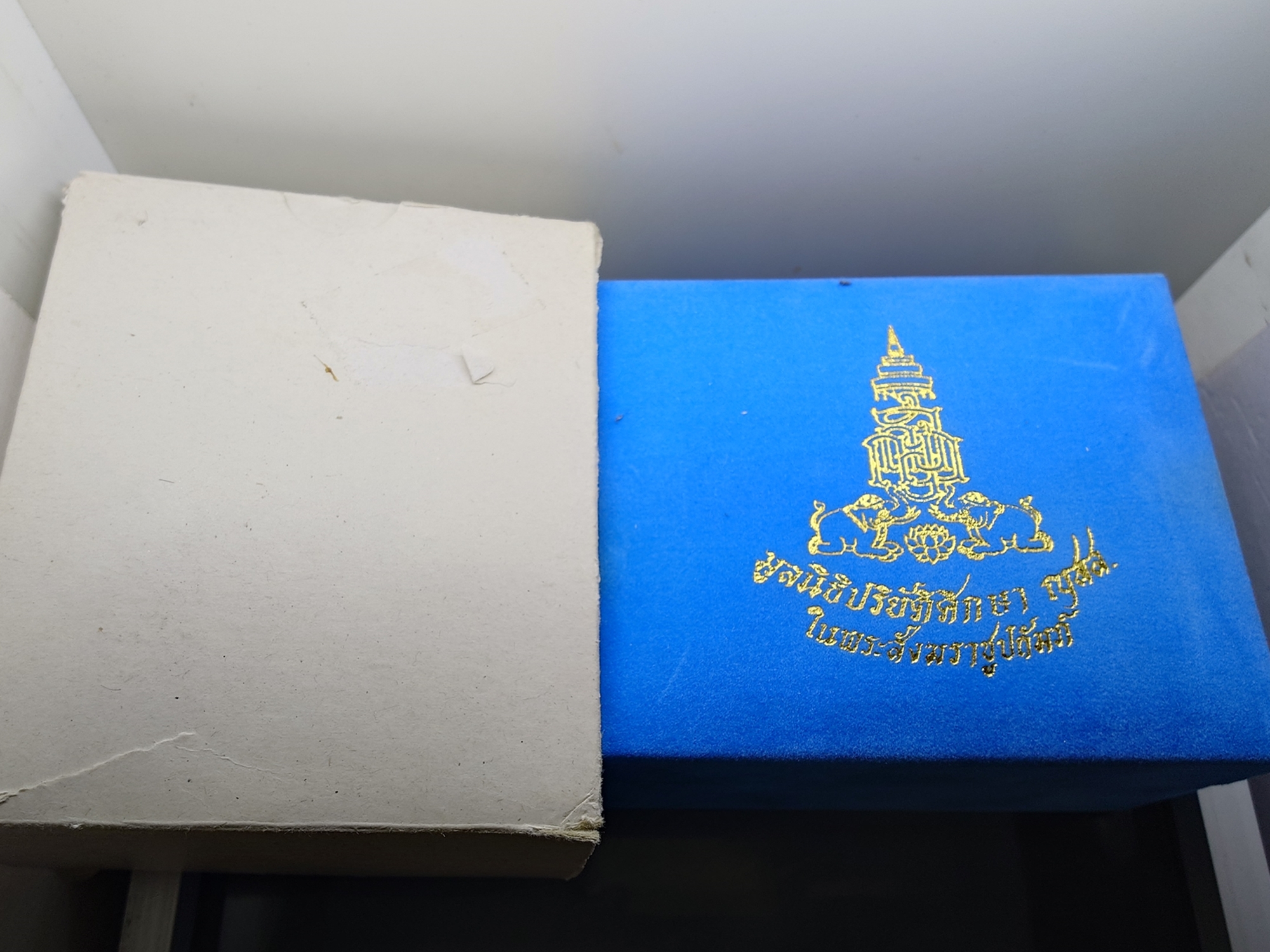 พระแก้วมรกต ญสส สมเด็จพระญาณสังวร เนื้อทองแดง พิมพ์ใหญ่ รุ่นมรดกไทย มรดกโลก จัดสร้างโดยมูลนิธิปริยัติศึกษา พ.ศ.2536 พร้อมกล่องเดิม