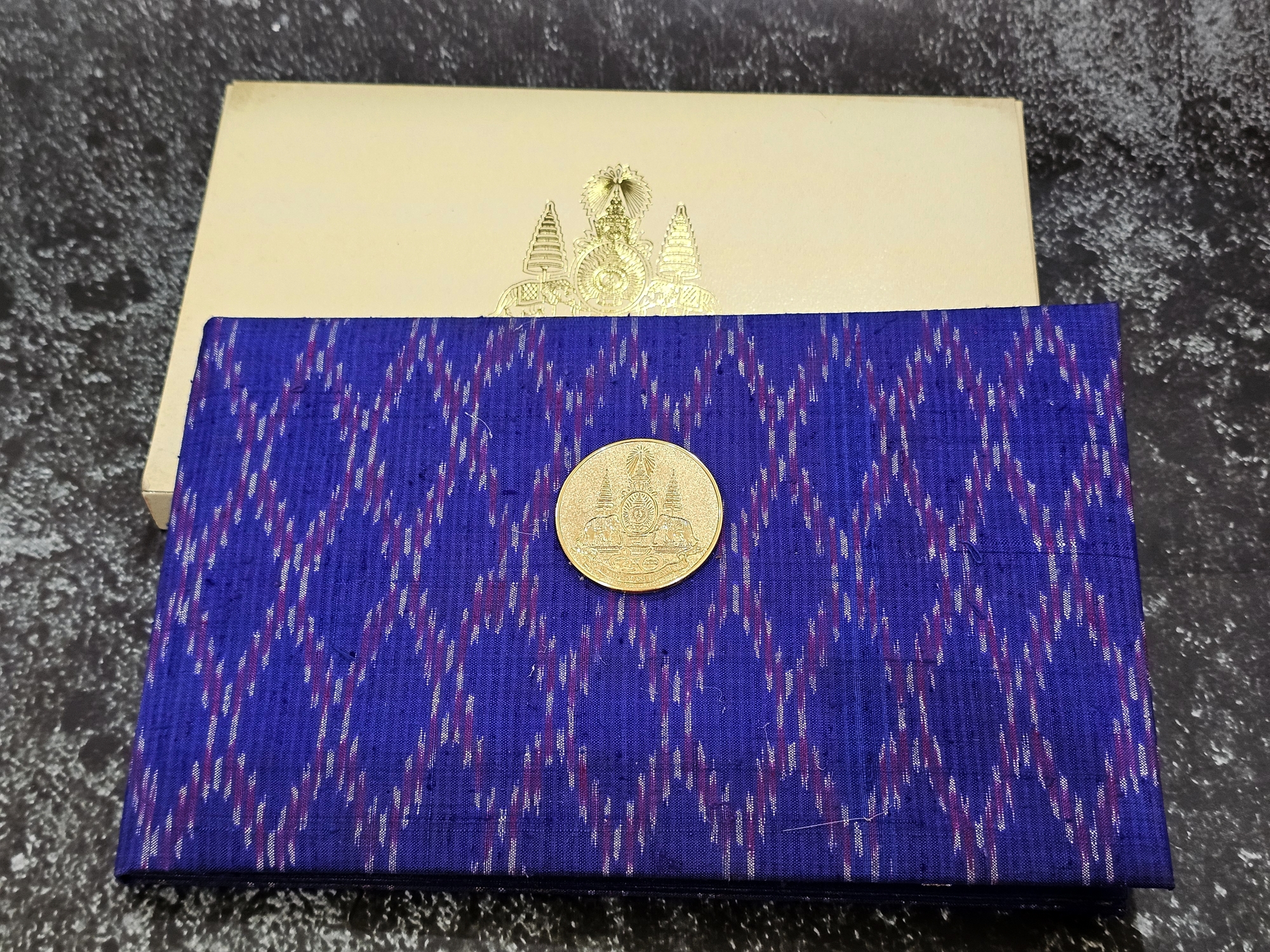 ธนบัตรที่ระลึก 500 บาทแบบพิเศษ พระบาทสมเด็จพระเจ้าอยู่หัวรัชกาลที่ 9 ฉลองสิริราชสมบัติครบ 50 ปี พร้อมปกผ้าไหม หนังสือและกล่อง