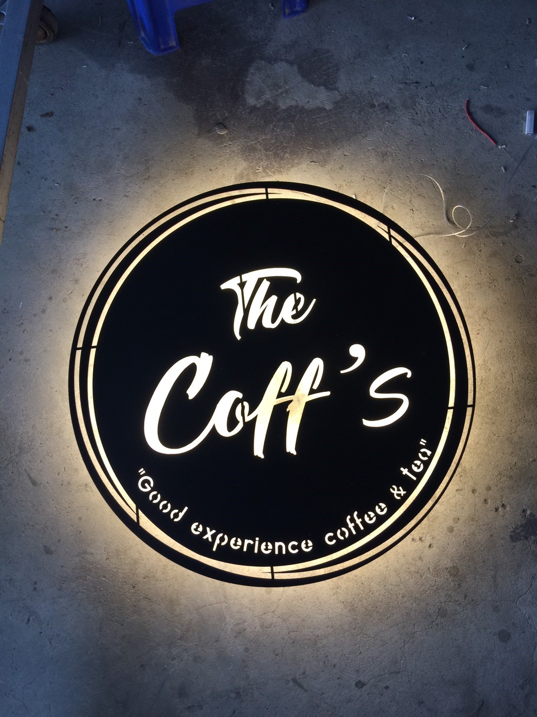 ป้ายเลเซอร์เหล็กไฟออกหลัง งานTHE COFF'S