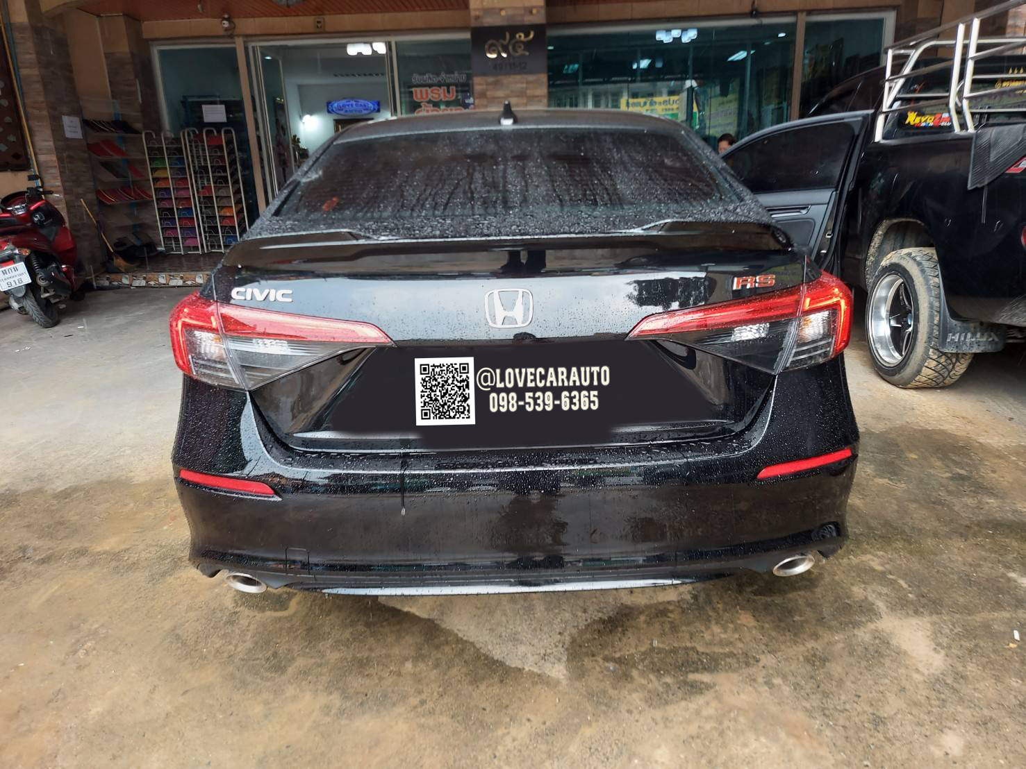 พรมปูพื้นรถยนต์ 8D Honda Civic eHEV 2022 สีดำด้ายแดง+ไวนิลดักฝุ่นสีดำ