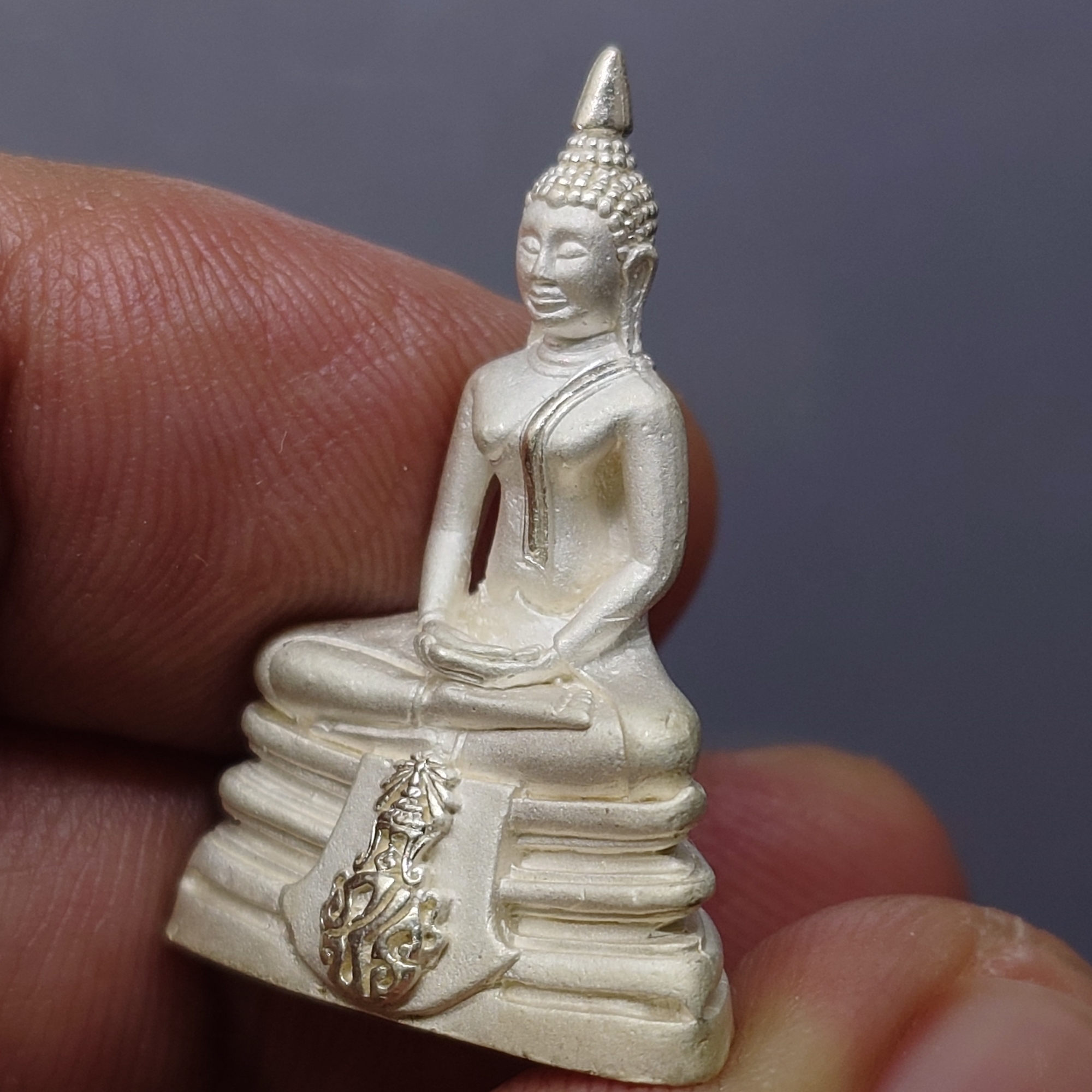 พระพุทธโสธร ภปร เนื้อเงิน พิมพ์ใหญ่ รุ่นสร้างพระอุโบสถ ปี 2539 พร้อมกล่องเดิม ใบเซอร์