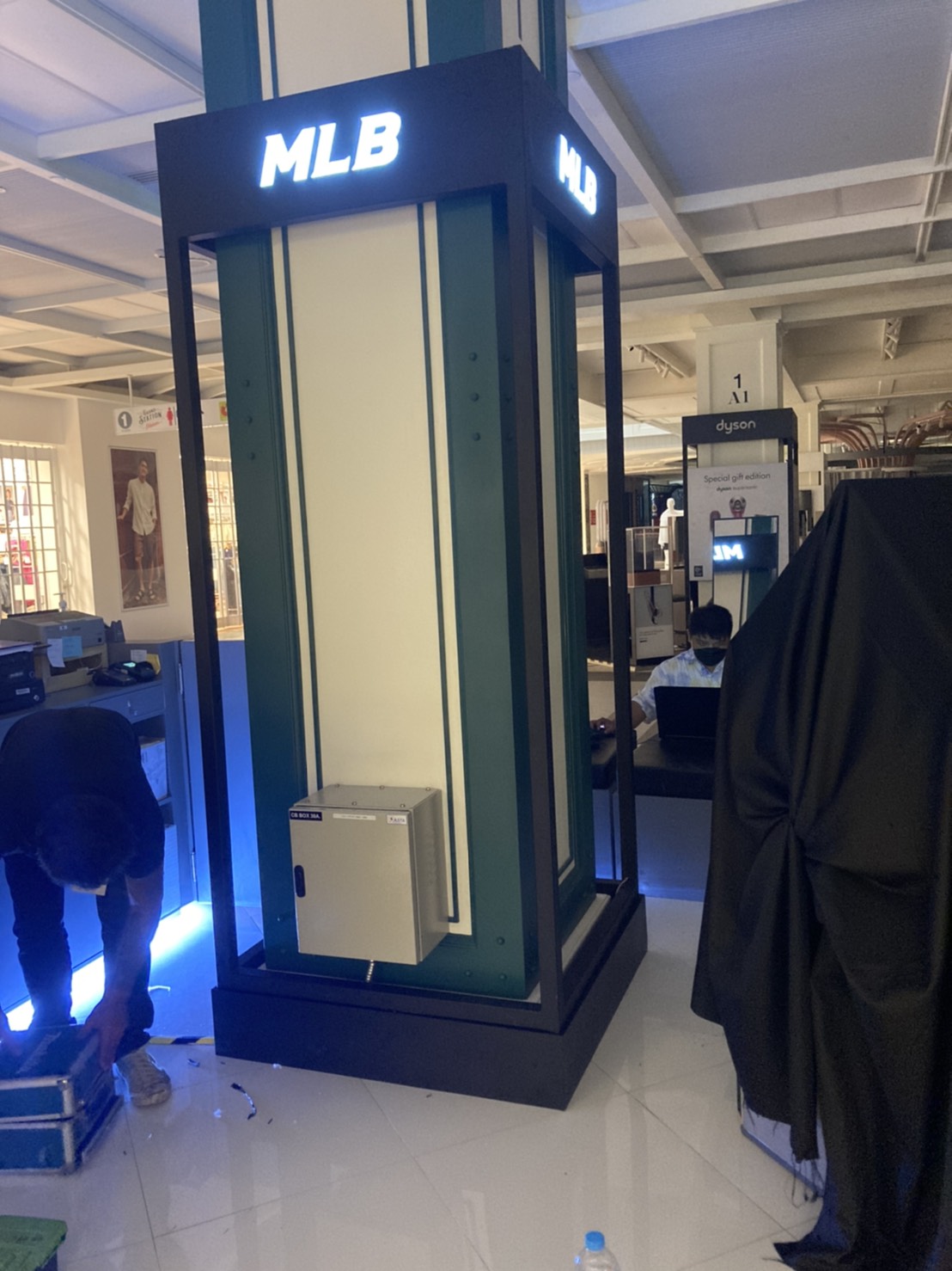 ป้ายตู้ไฟแอลอีดีล้อมเสาห้างสรรพสินค้า งานMLB