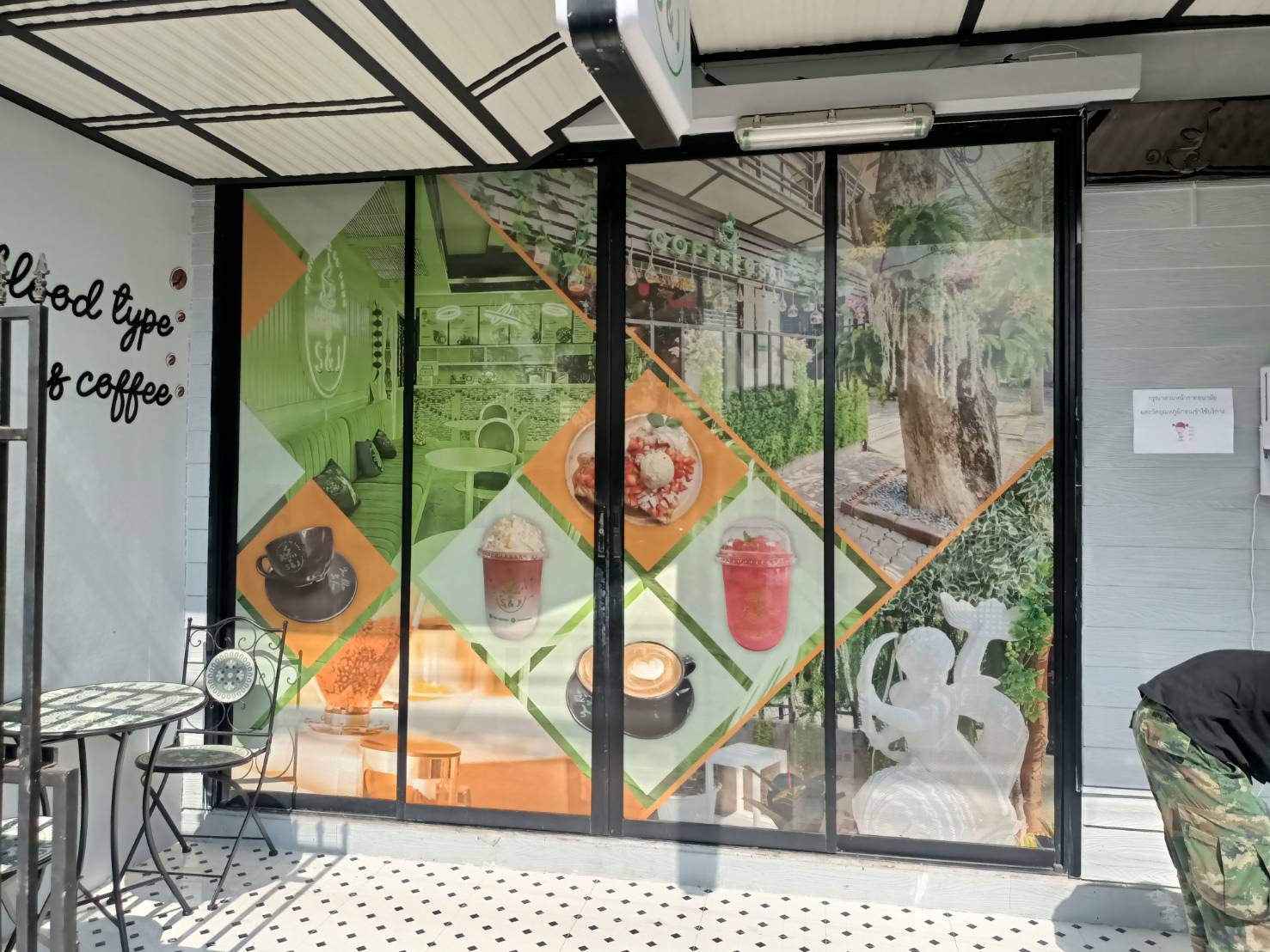 งานพิมพ์สติกเกอร์ฝ้าติดลงบนกระจก งานติกสติกเกอร์ร้านอาหารออกแนวโปร่งใส งานพิมพ์ตกแต่งร้านคาเฟ่ขนมหวาน