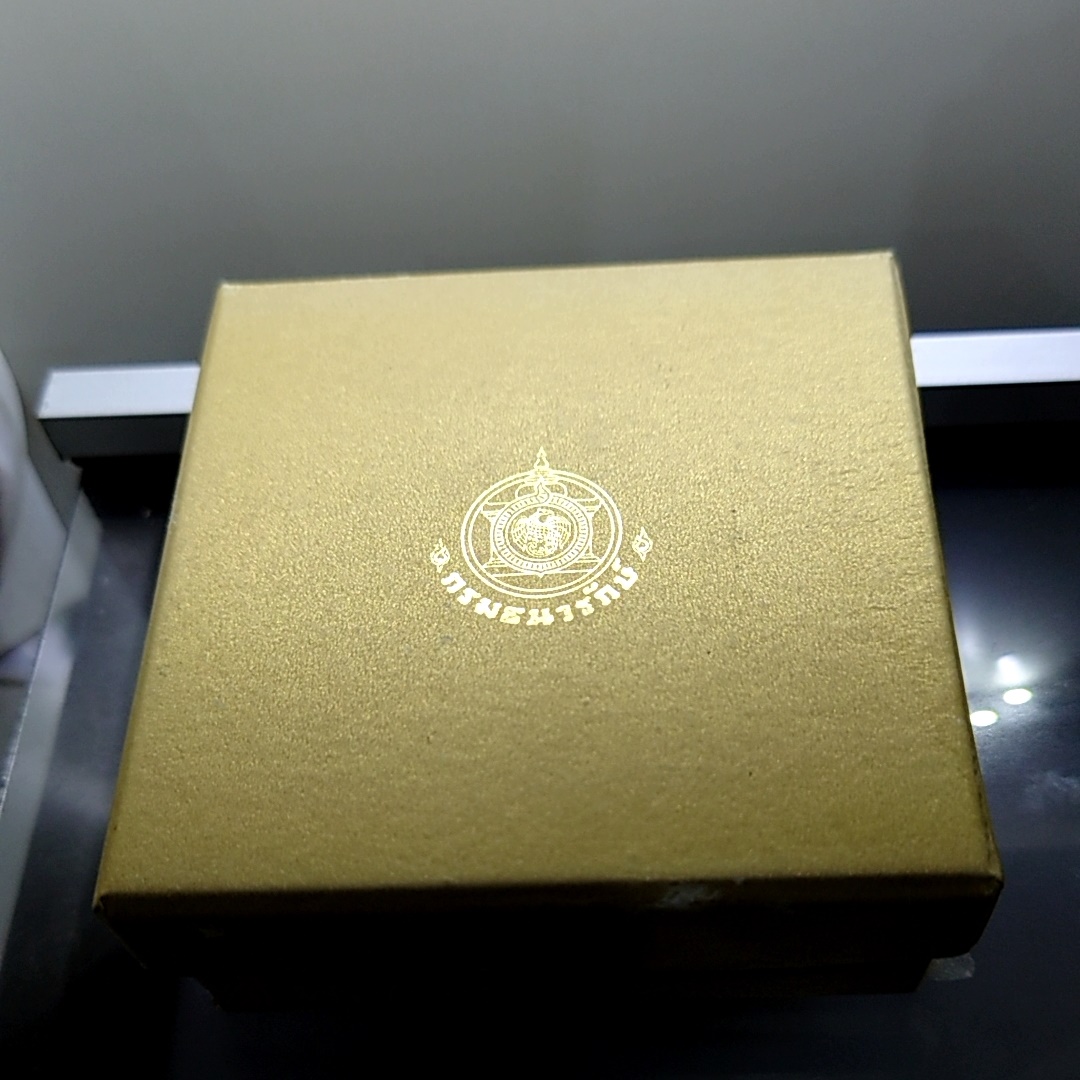 เหรียญทองคำที่ระลึก (ทอง 99 % หนัก 1 บาท) ที่ระลึก 60 ปี ราชาภิเษกสมรส ทองคำพ่นทราย 2553 พร้อมกล่องไม้