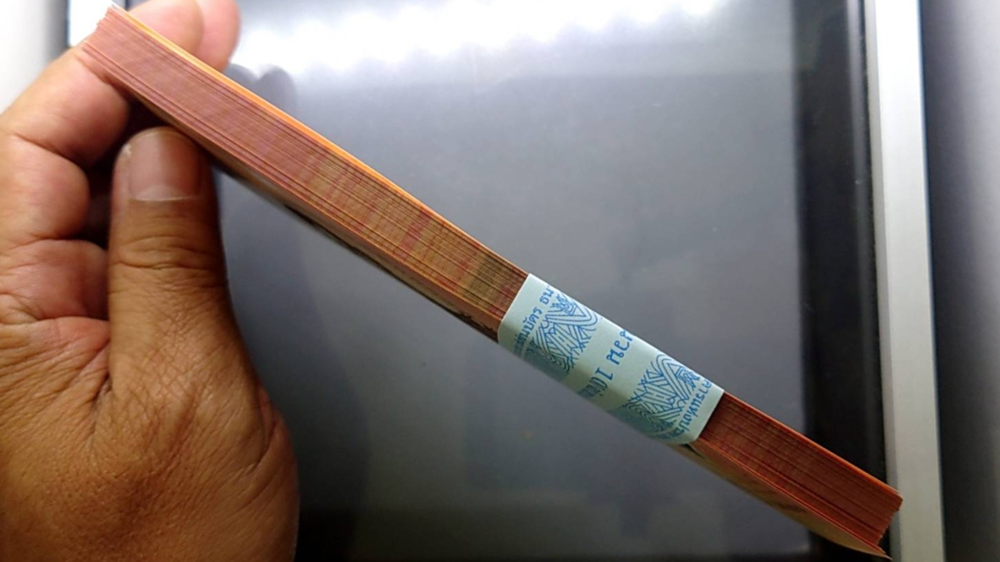 (ธนบัตรยกแหนบ 100 ใบ ไม่เรียงเลข) ธนบัตรที่ระลึก 100 บาท เฉลิมพระเกียรติ ในหลวงรัชกาลที่ 10 ครบ 6 รอบ ปี พ.ศ.2567 ไม่ผ่านใช้