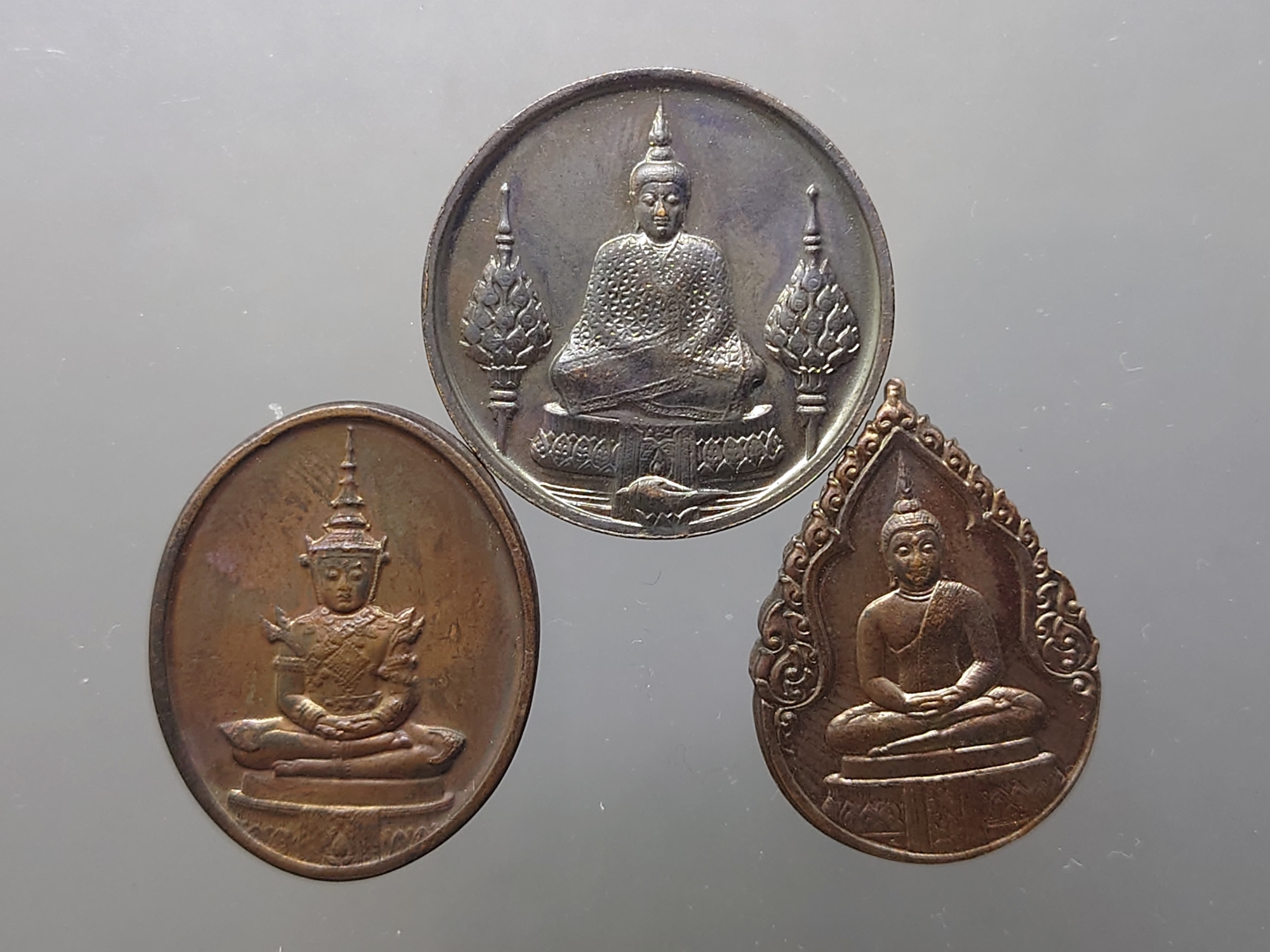 เหรียญพระแก้วมรกต ภปร รุ่นแรก ชุด 3 ฤดู เนื้อทองแดงรมดำ ฉลองกรุงรัตนโกสินทร์ 200 ปี พ.ศ.2525 พร้อมกล่อง