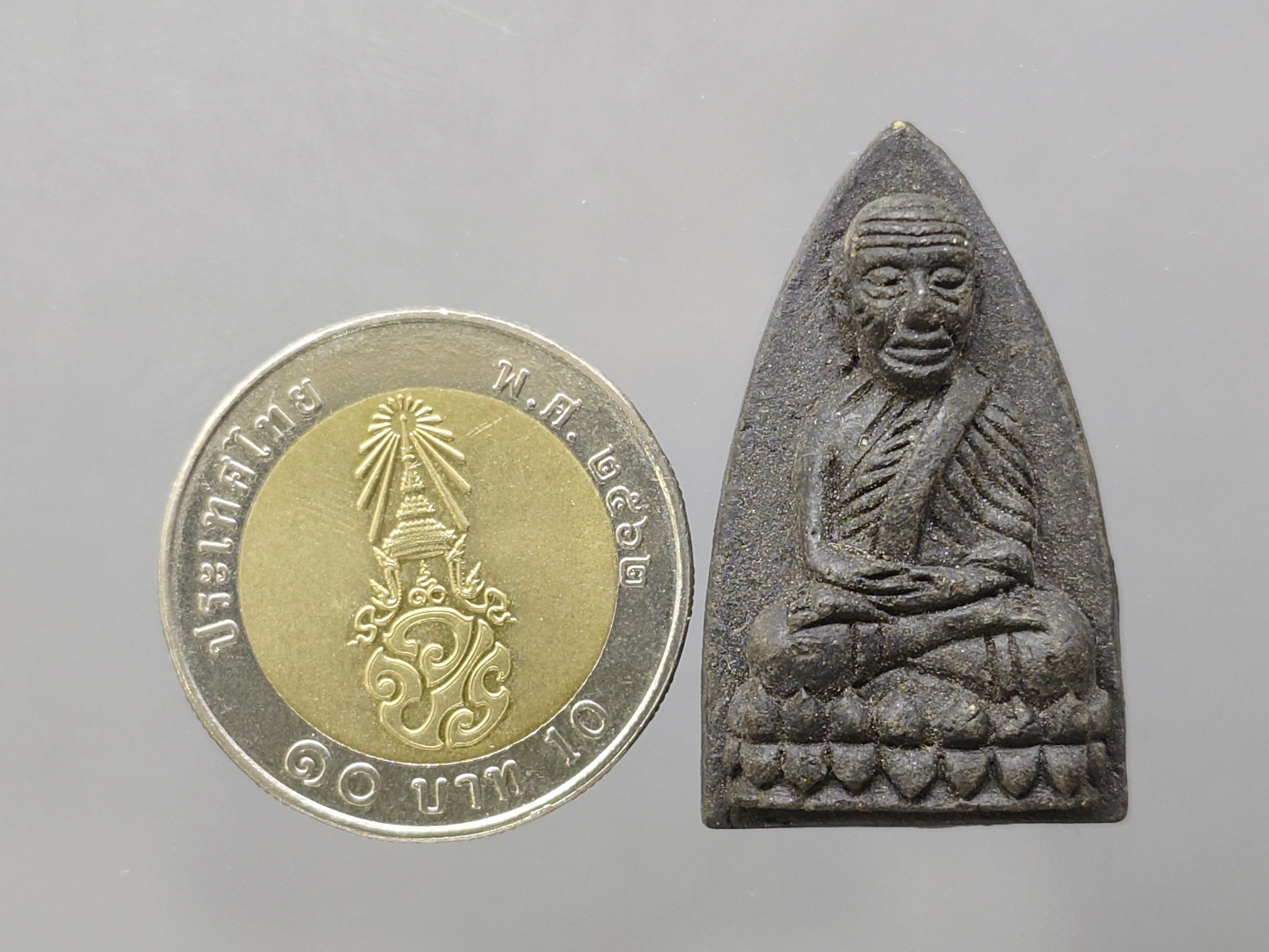 หลวงพ่อทวด พระนามาภิไธย สก. พิมพ์เตารีด เนื้อว่านคลุกรัก วัดห้วยมงคล ปี 2544 พร้อมกล่องเดิม