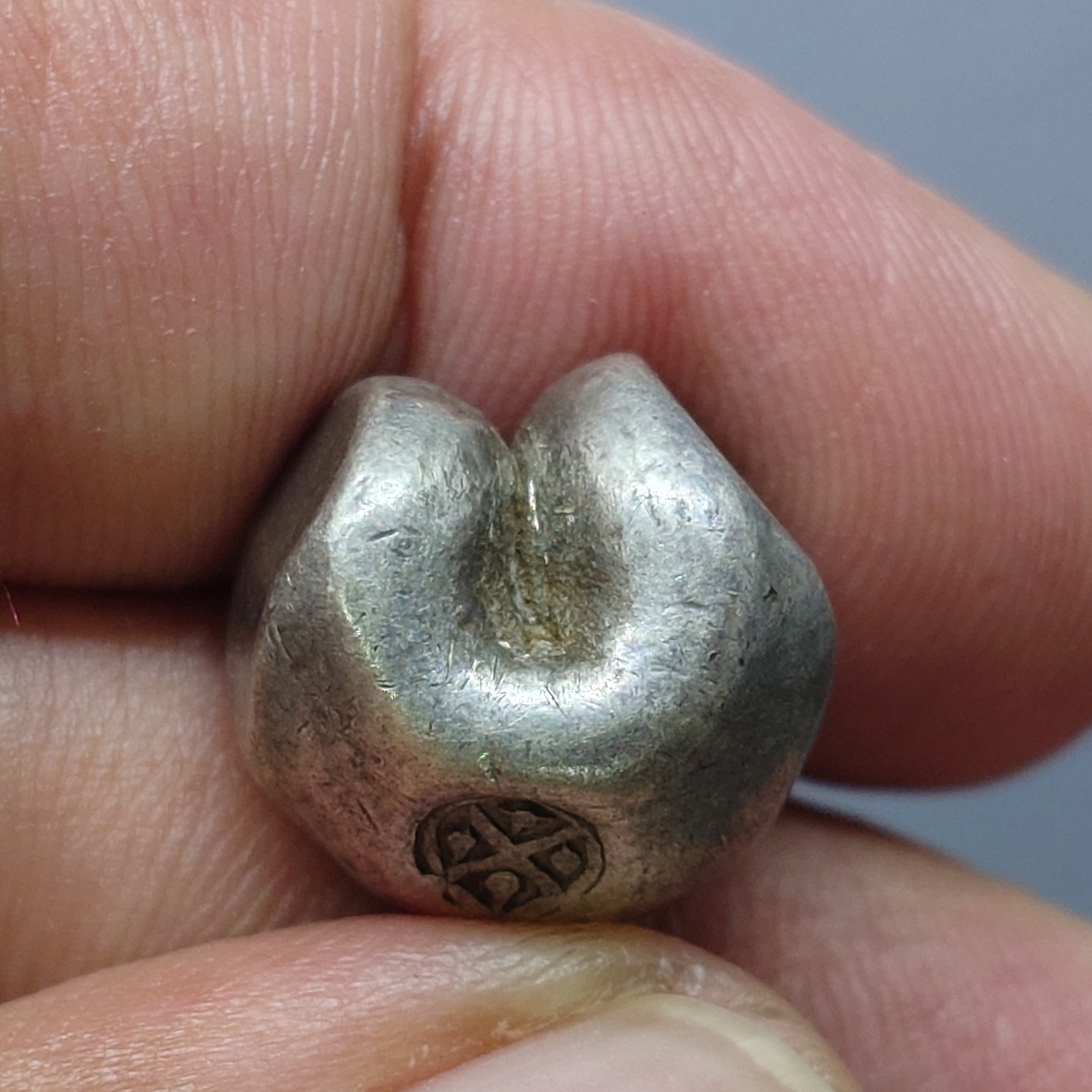 พดด้วง ขนาด 1 บาท ตราครุฑ - พระแสงจักร สมัยรัชกาลที่ 2 สภาพสวย