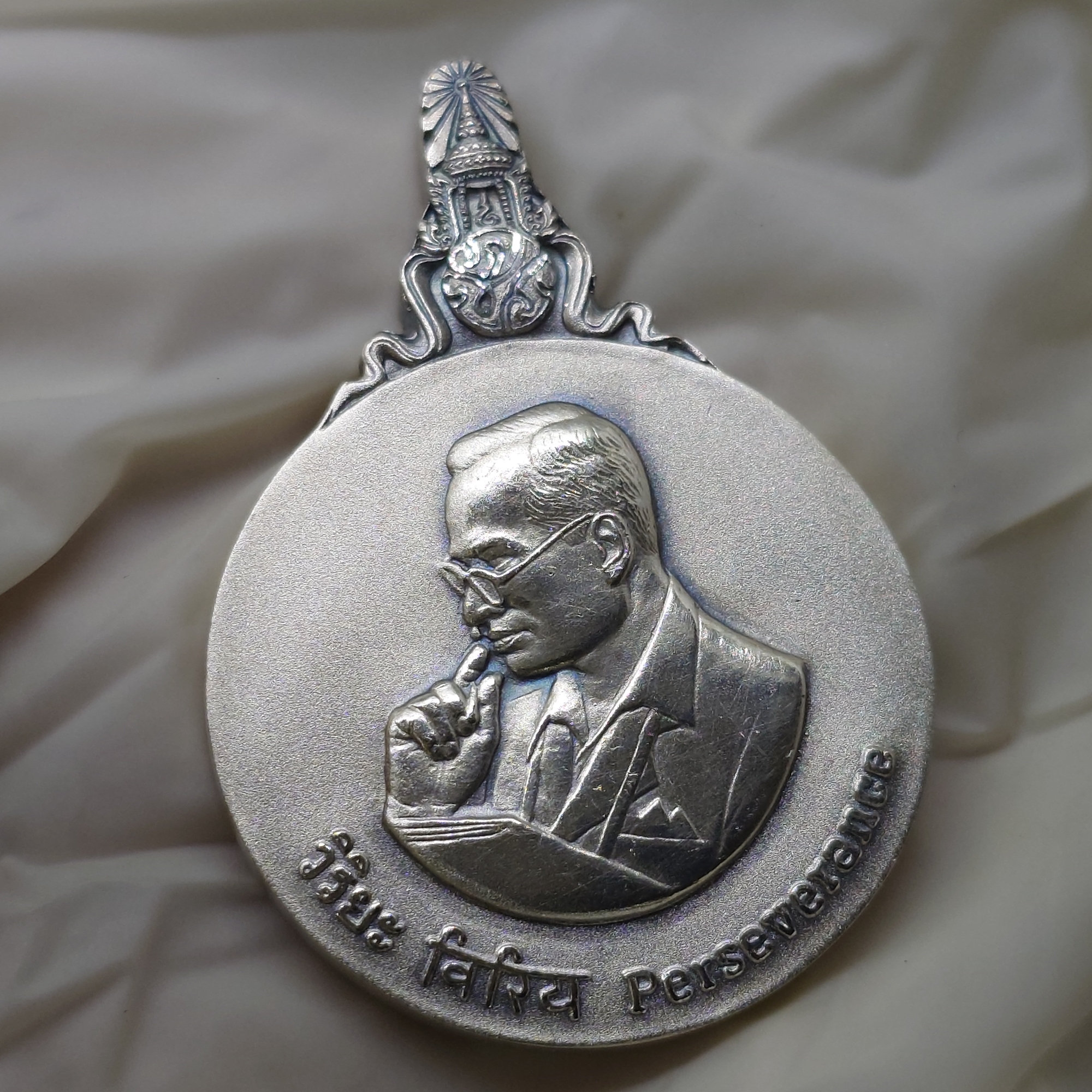 เหรียญพระมหาชนก เนื้อเงิน พิมพ์ใหญ่ บล็อก ป ขาด ปี2539 พร้อมหนังสือพระราชนิพนธ์ และกล่องเดิม อุปกรณ์ครบ