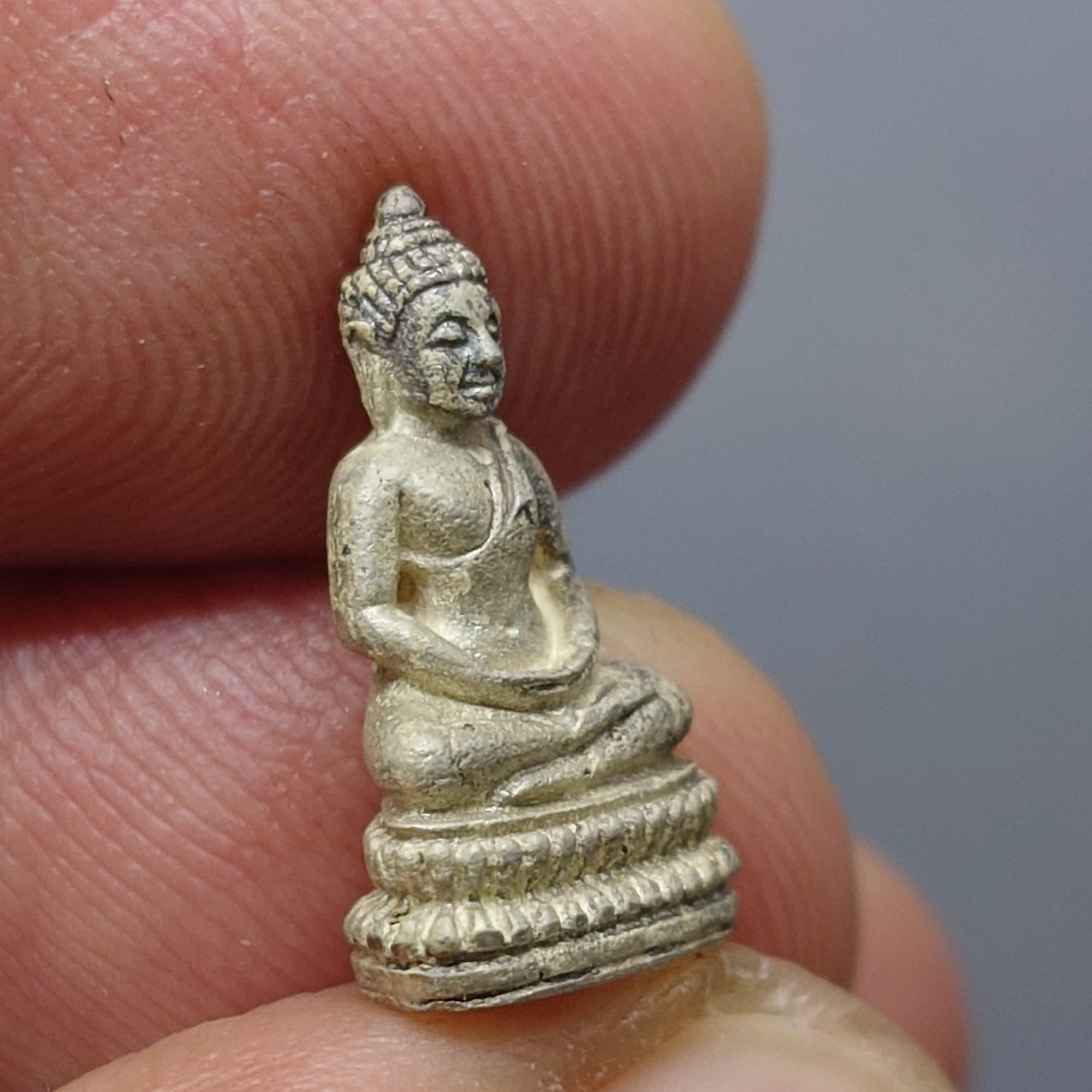 พระกริ่ง – พระชัยวัฒน์ มูลนิธิอัฏฐมราชานุสรณ์ วัดสุทัศน์เทพวราราม ปี 2534 เนื้อเงิน พร้อมกล่องเดิม