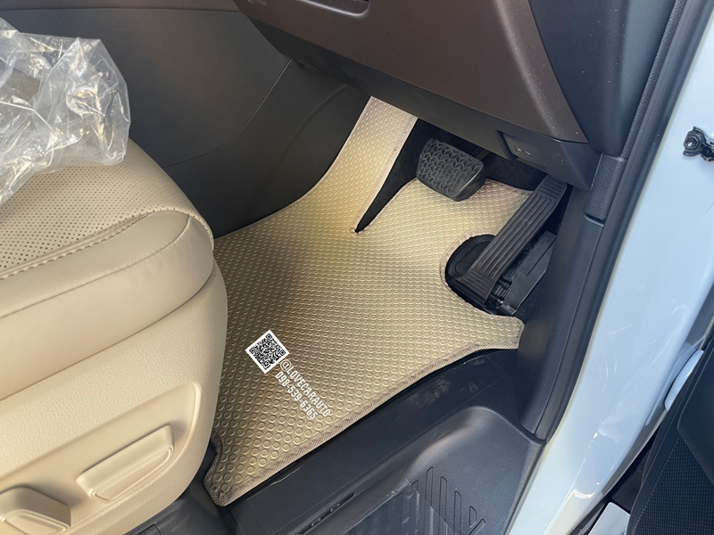 พรมรถตู้ Toyota Alphard 2024 กระดุมเล็กสีครีม