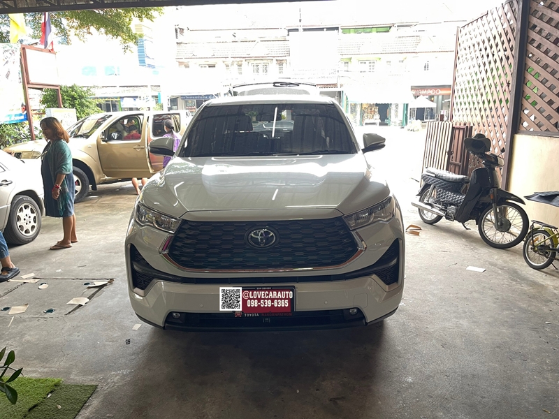 พรมปูพื้นรถยนต์ Toyota INNOVA Zenix 2024 น้ำเงินด้ายทอง