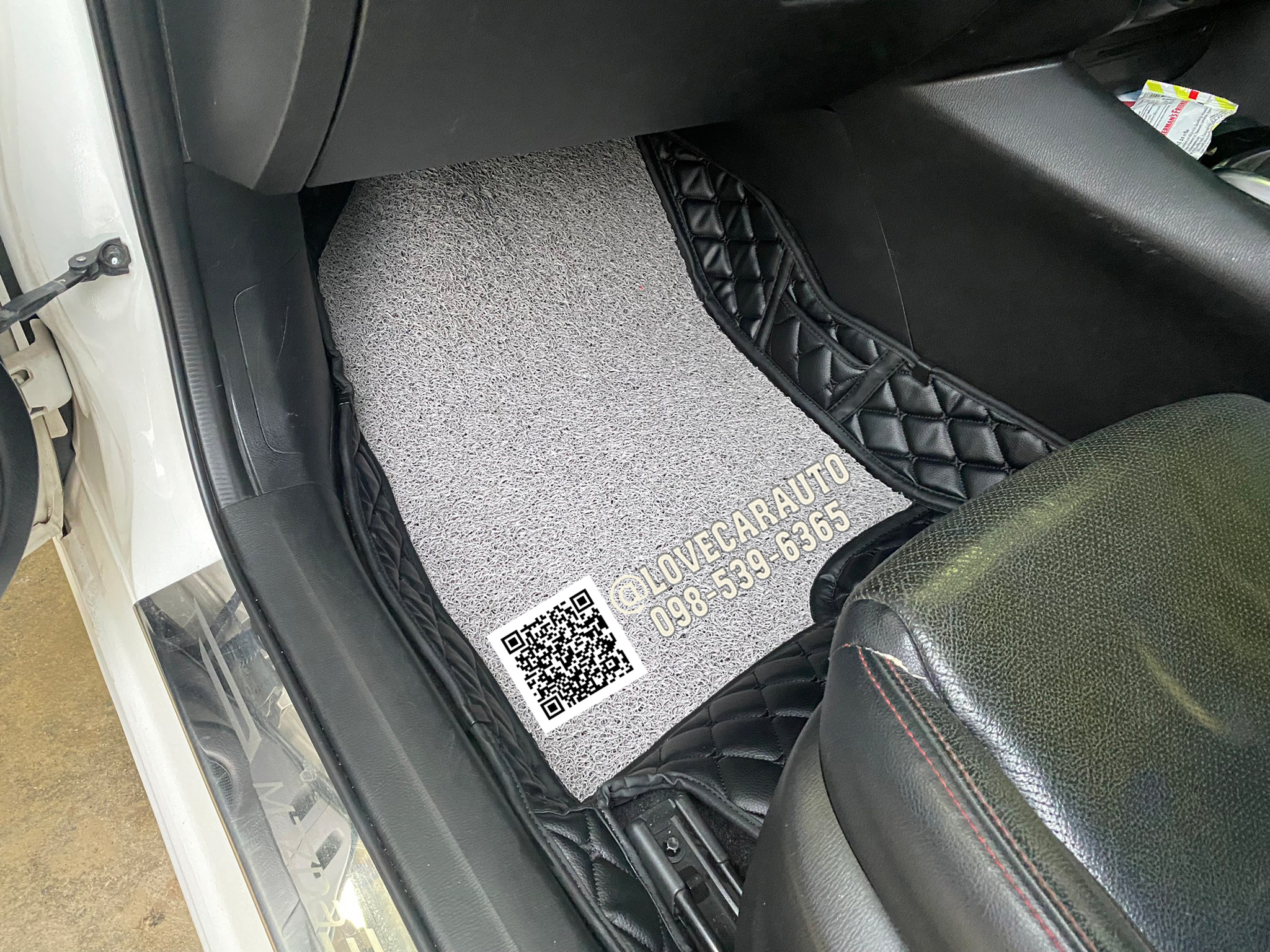 พรมปูพื้นรถยนต์ 8D Mazda3 2016 สีดำด้ายดำ เย็บติด ไวนิลเทา